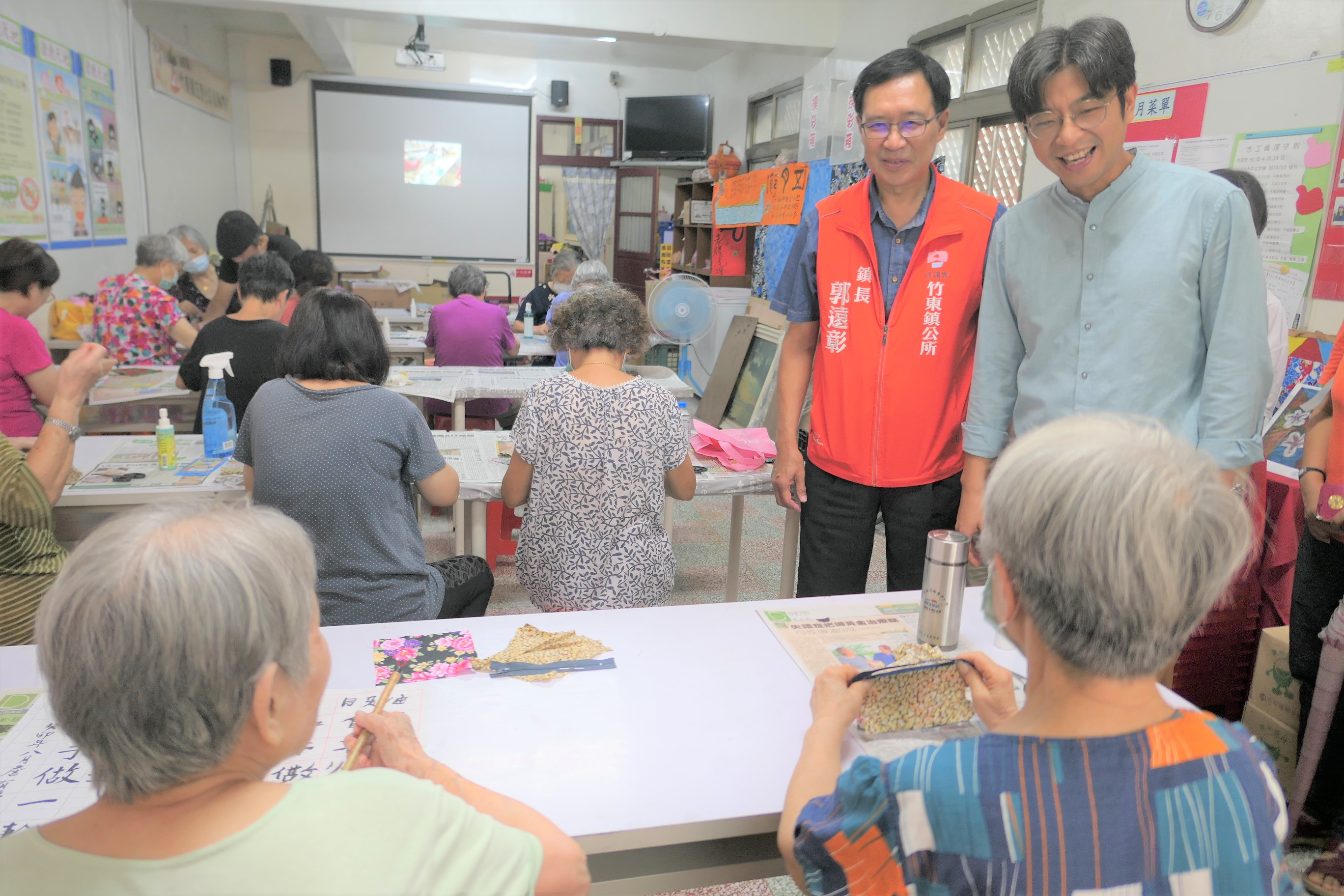 圖1 周副主委與長者們互動.JPG