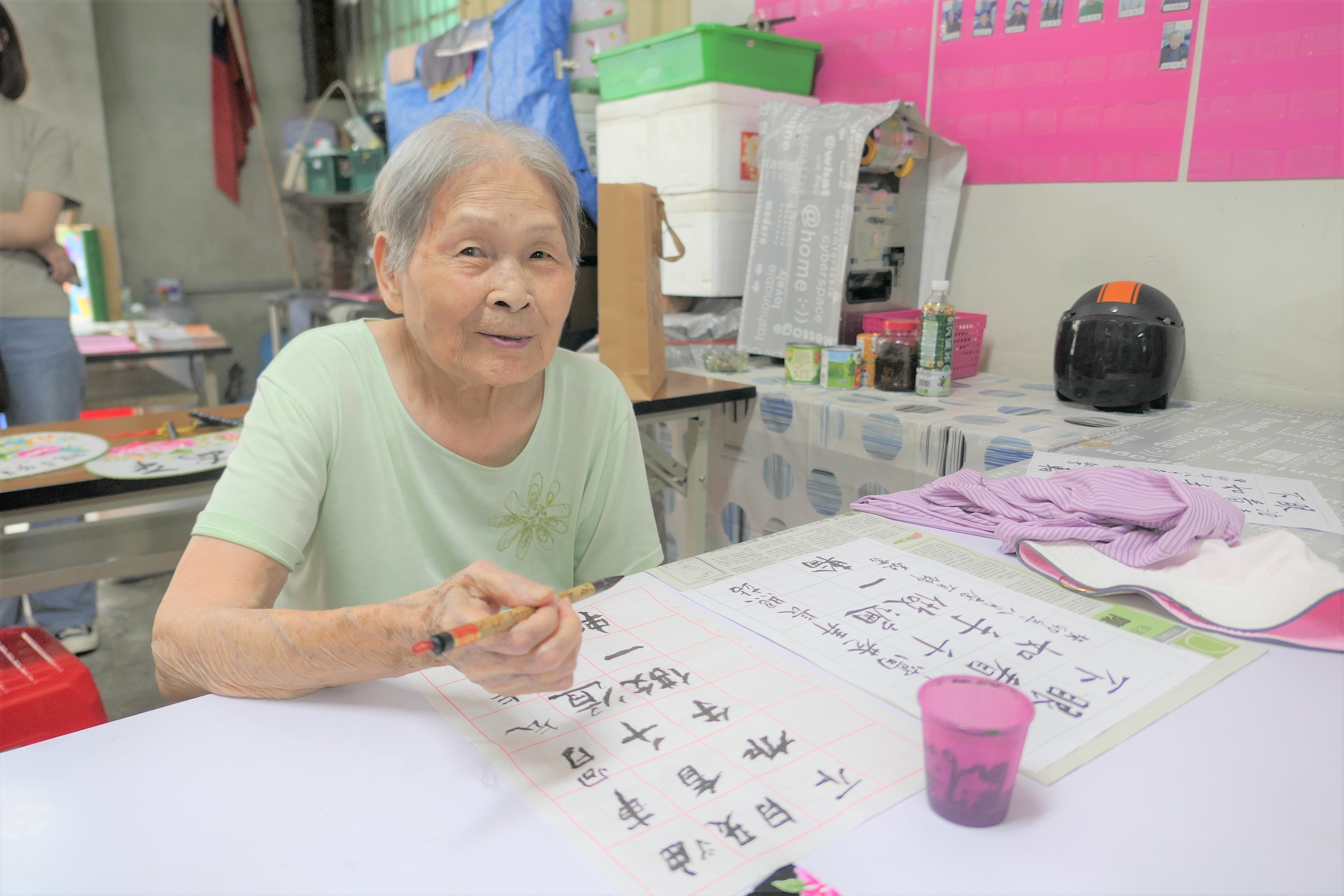 圖2 長者學習寫書法.JPG