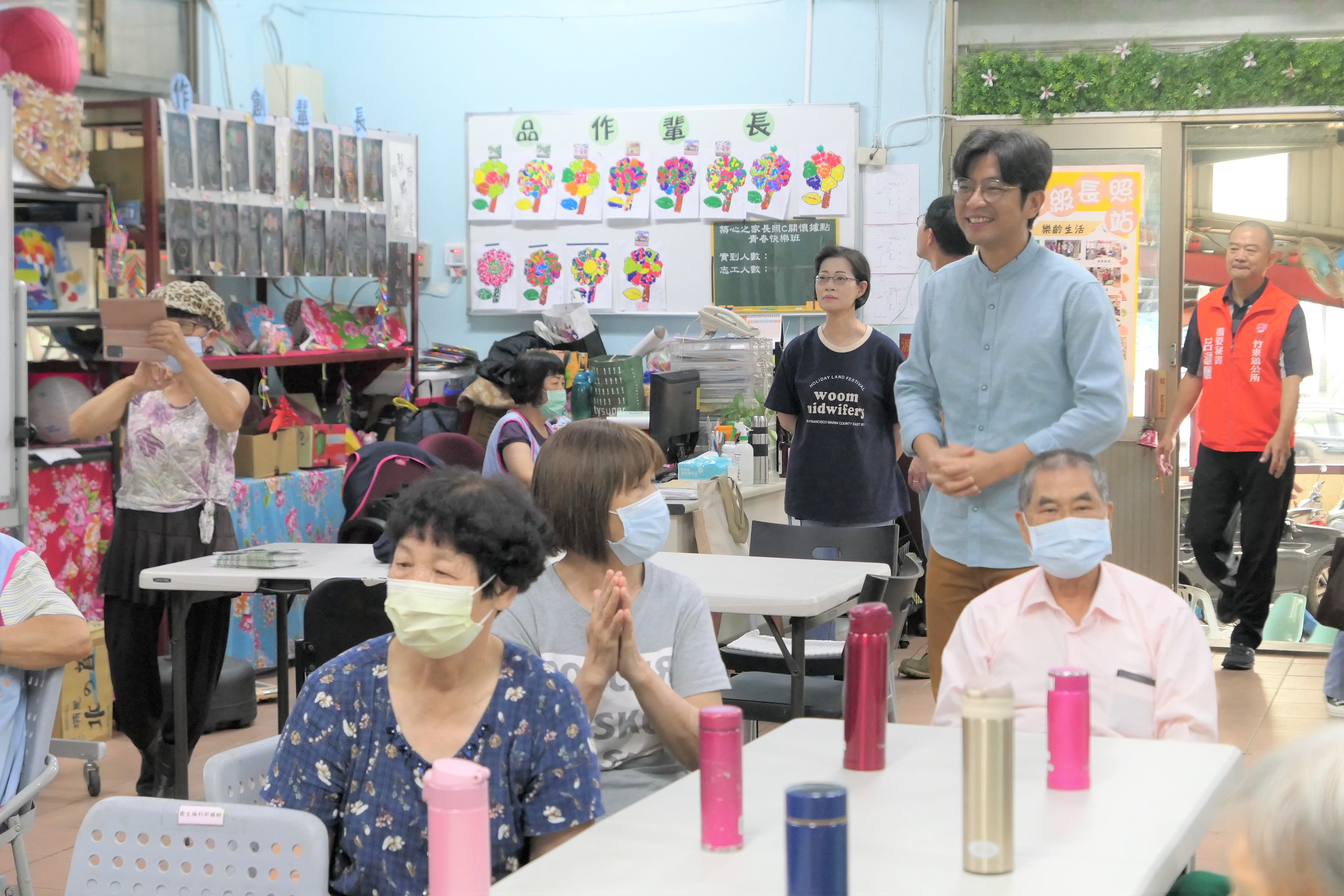 圖4 周副主委訪視長者們.JPG