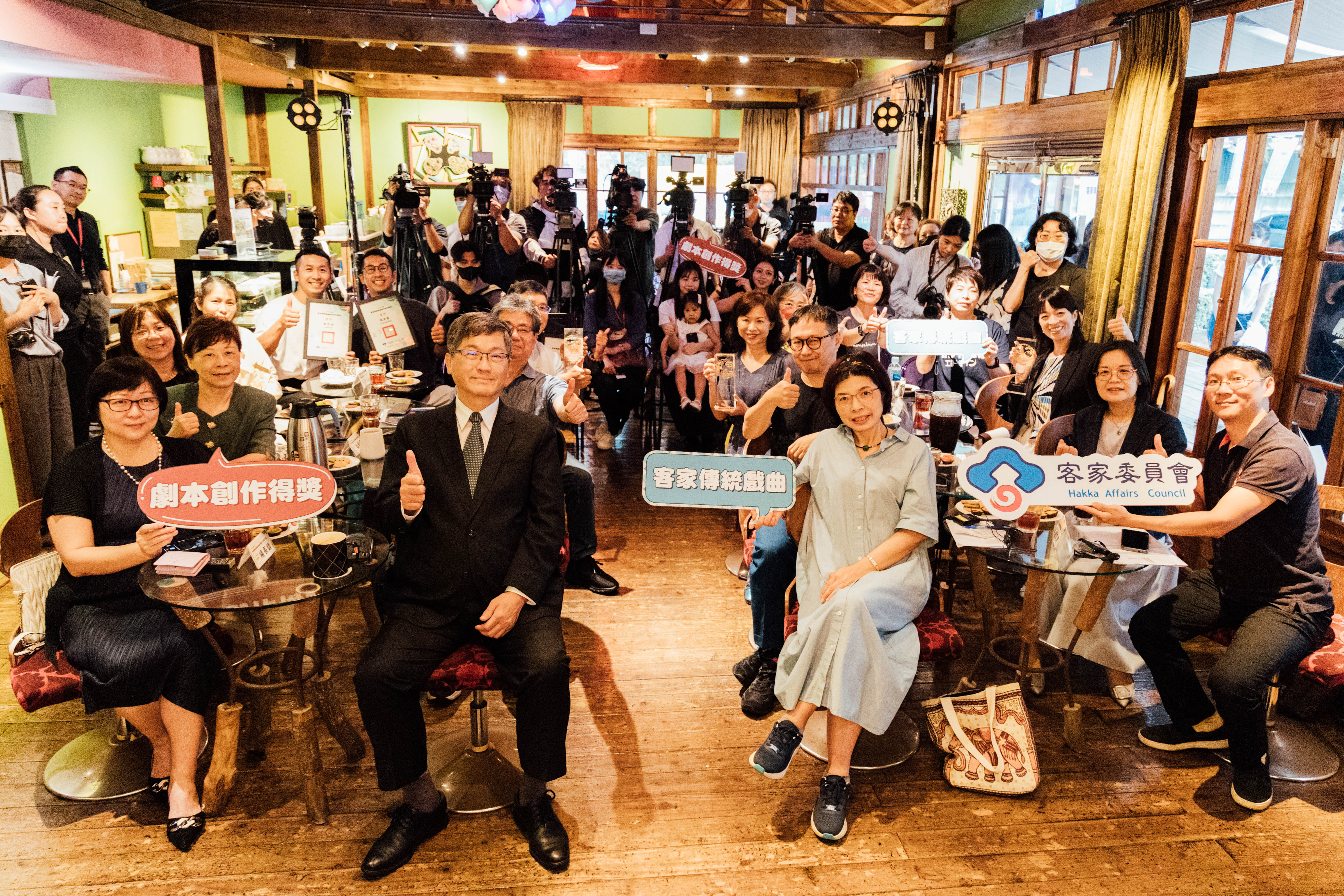 圖3長官評審與得獎者即親友團大合照.jpg