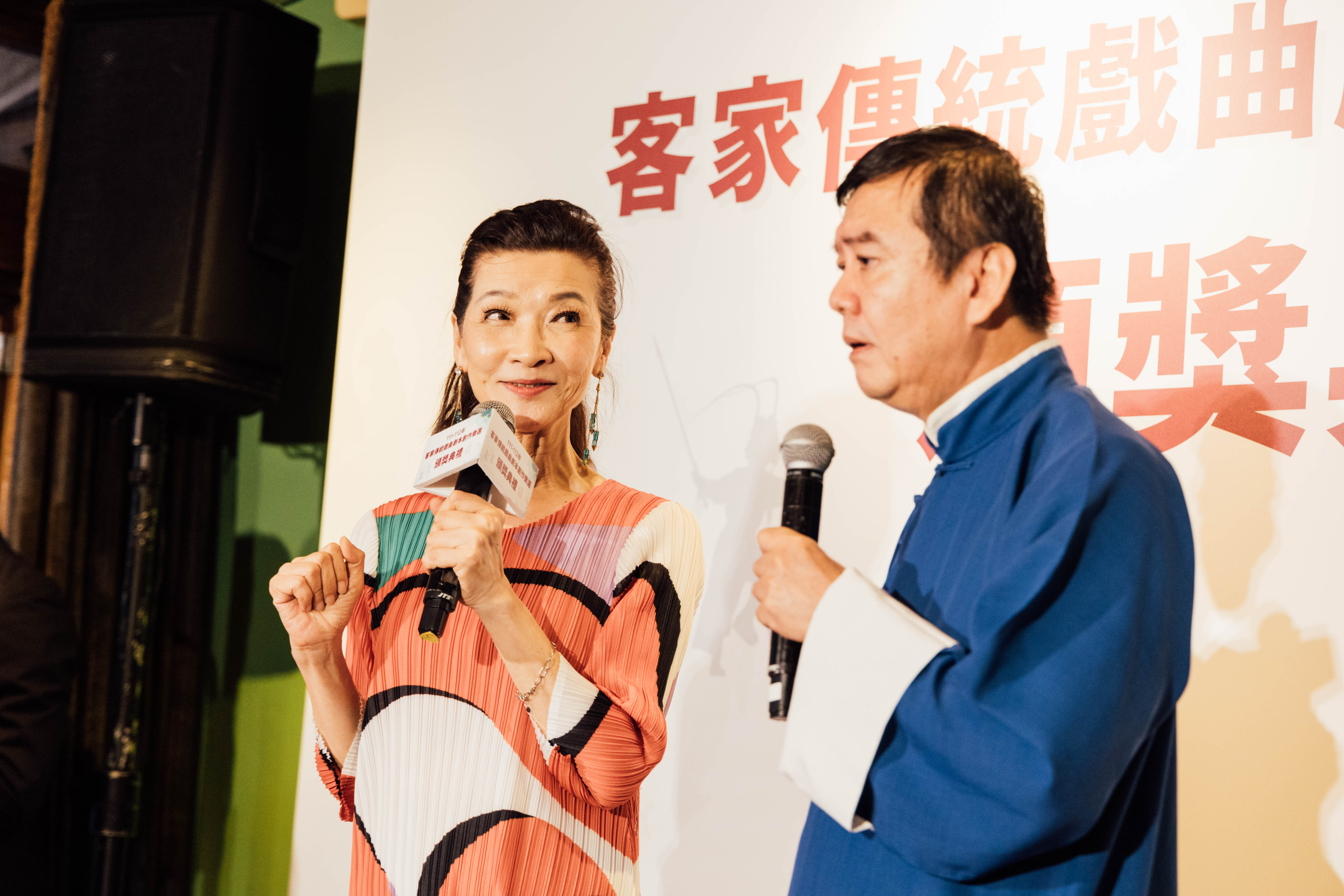 圖5表演者謝小玲及張春泉替現場帶來串連所有得獎者故事的說唱藝術演出.jpg