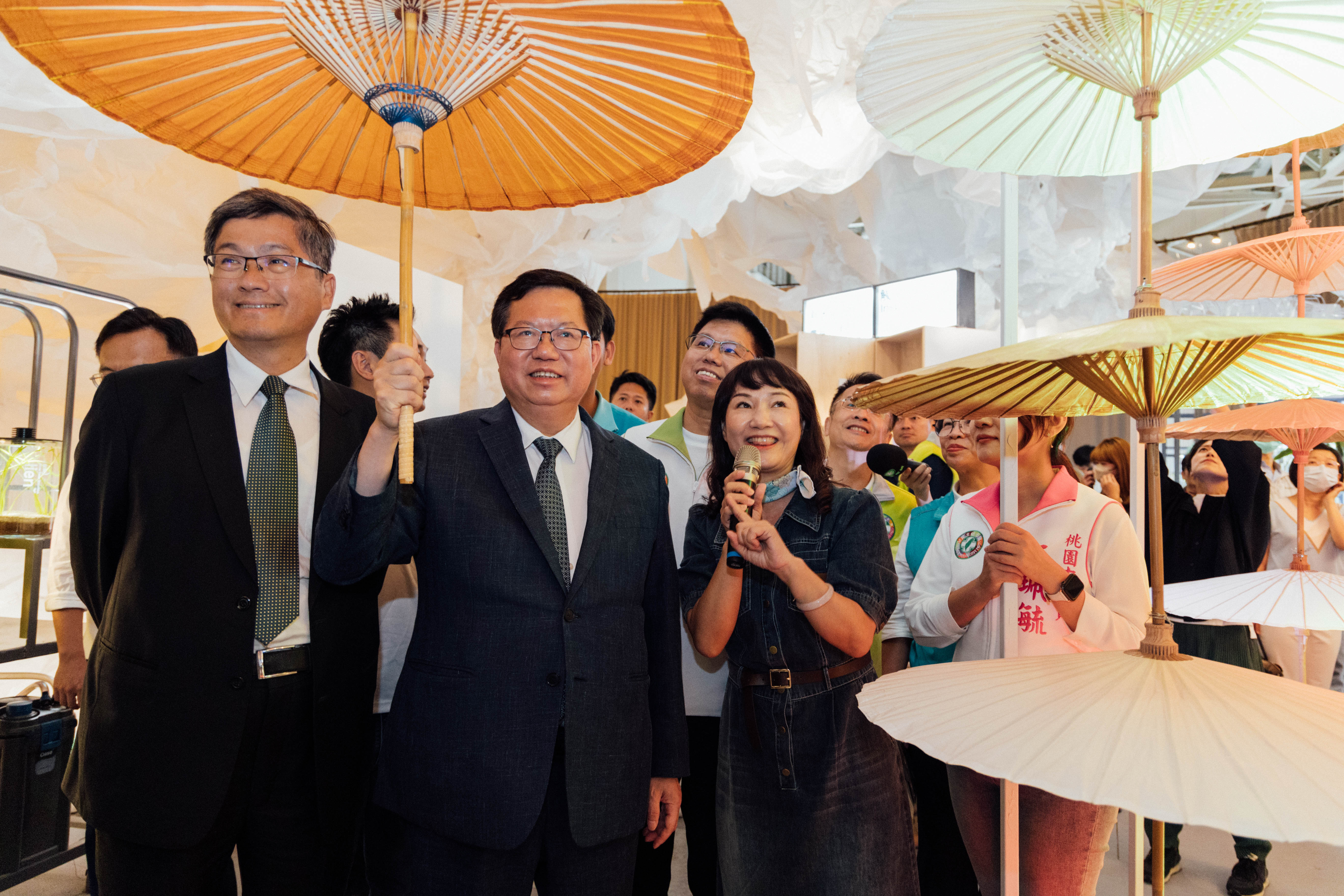 圖1 楊主委陪同鄭副院長視察世客博.jpg