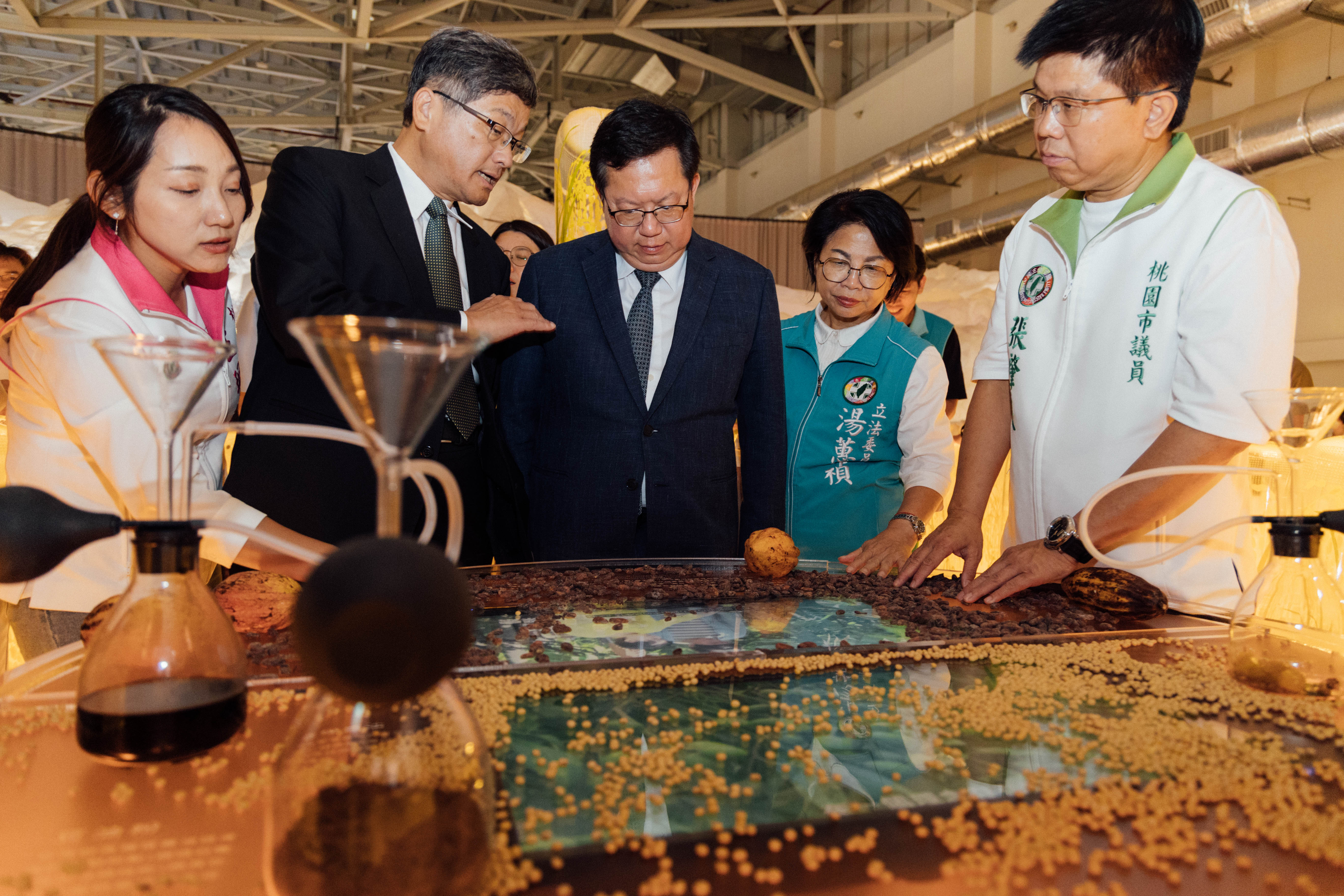 圖2 楊主委陪同鄭副院長視察世客博-2.jpg