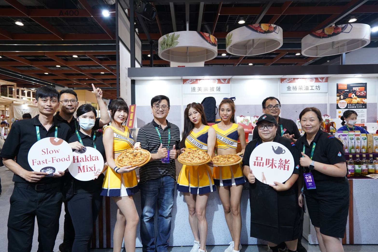圖4 職棒賽事人氣啦啦隊Passion Sisters貴貴、小安、妮可來到客家館，「炸裂」推薦達美樂客家小炒披薩與梅干扣肉披薩。.jpg