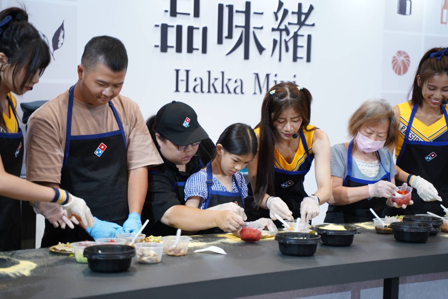 圖5 民眾在現場可親自體驗DIY披薩.jpg