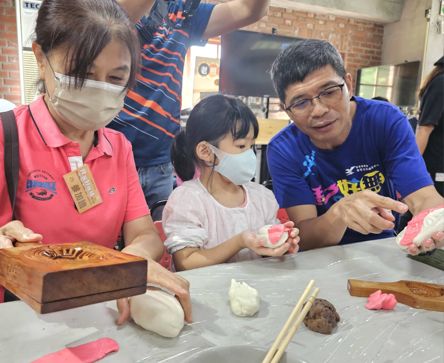 圖2 小朋友在六堆食客好味緒夏令營學習製作客家新丁粄，從揉麵、壓模到麵團出現圖樣.jpg