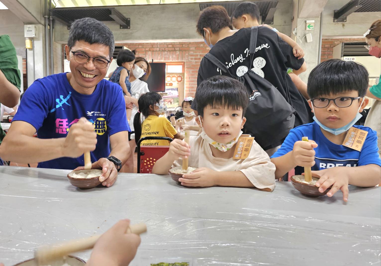 圖3 六堆食客好味緒夏令營教導親子搗粢粑.jpg