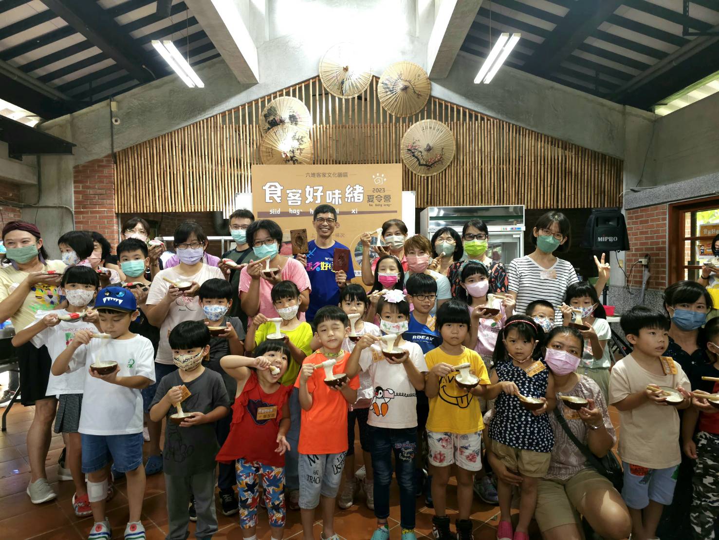 圖5 小朋友在六堆食客好味緒夏令營完成粢粑及新丁粄的開心大合照.jpg