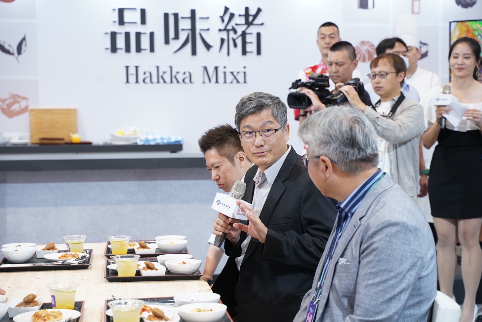 圖3 楊主委向在場貴賓介紹Slow Fast-Food概念。.jpg