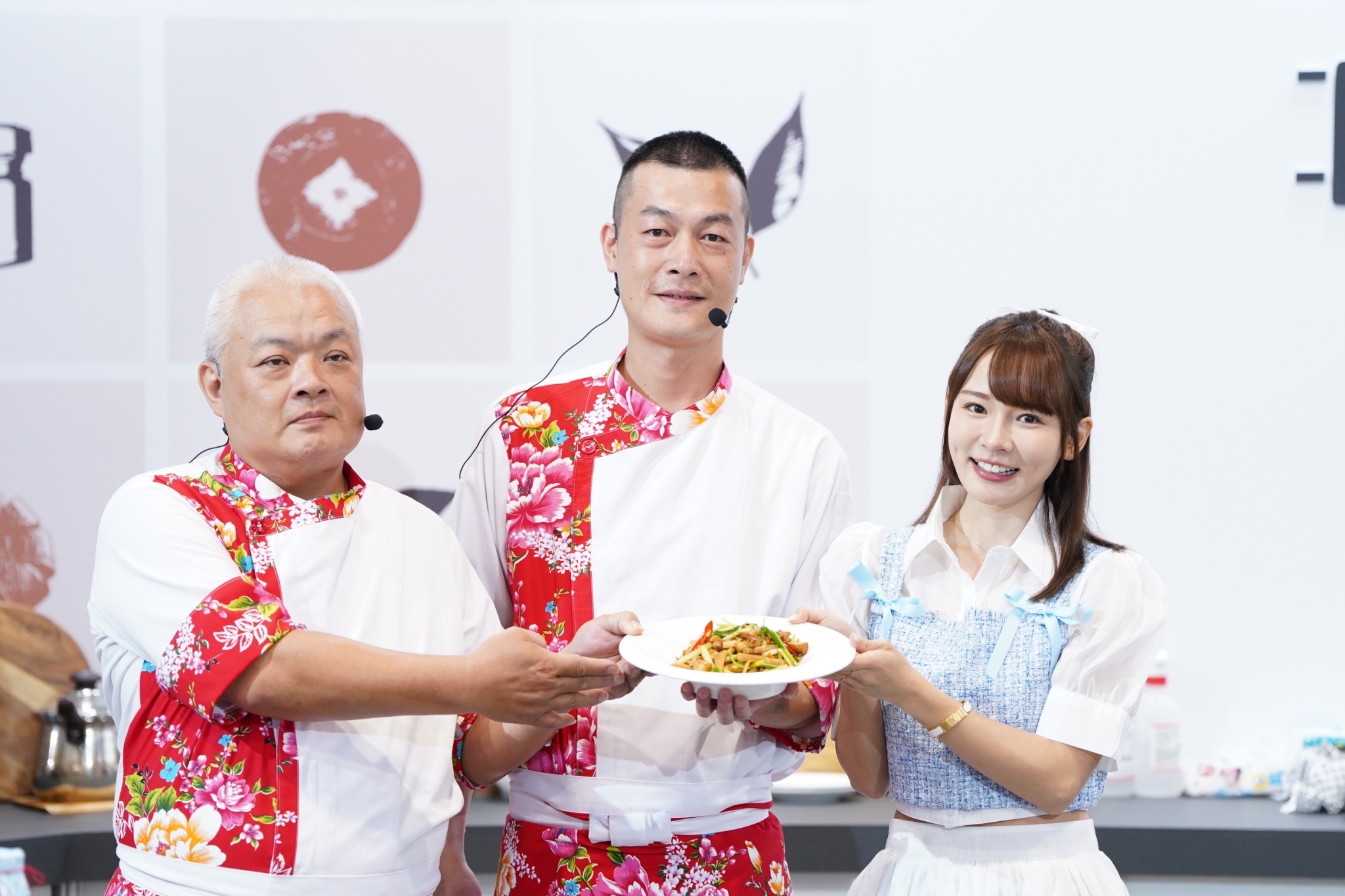 圖4 2023客家小炒全國爭霸賽冠軍，來自花蓮的連記海產，與食尚女神林莎一起示範料理。.jpg