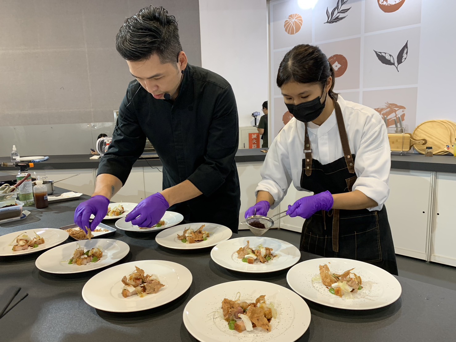 客家主題館開幕首日，邀請張億興主廚展示其新創作的法式料理《蔥軟絲豬》.jpg