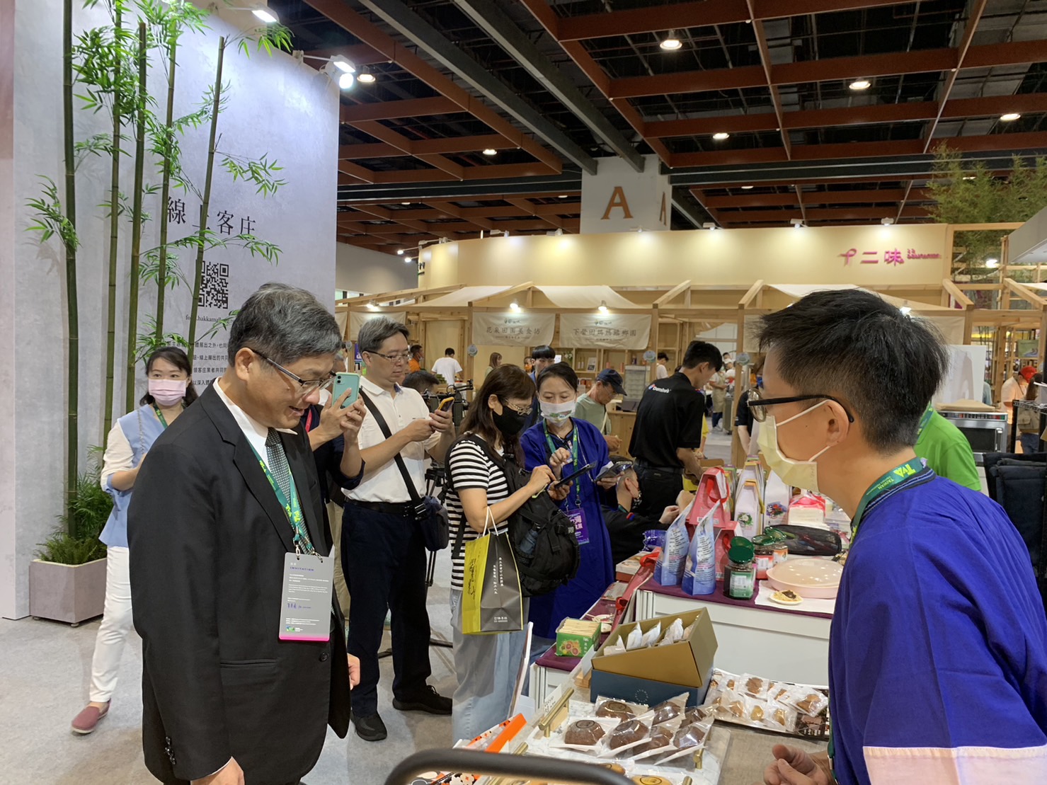 楊主委訪視客家館攤位.jpg