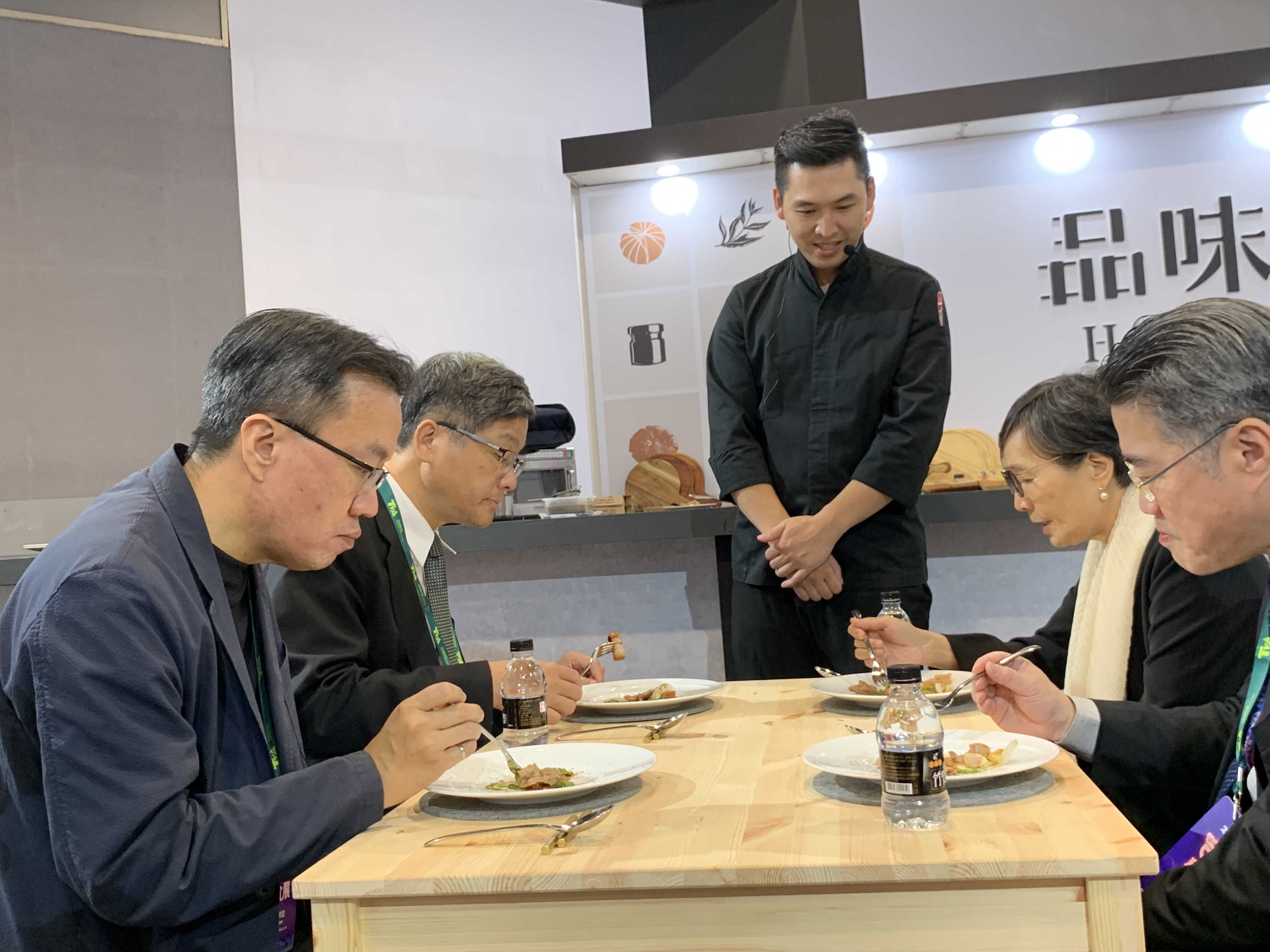 楊主委與葉會長等品嘗法式客家小炒.jpg