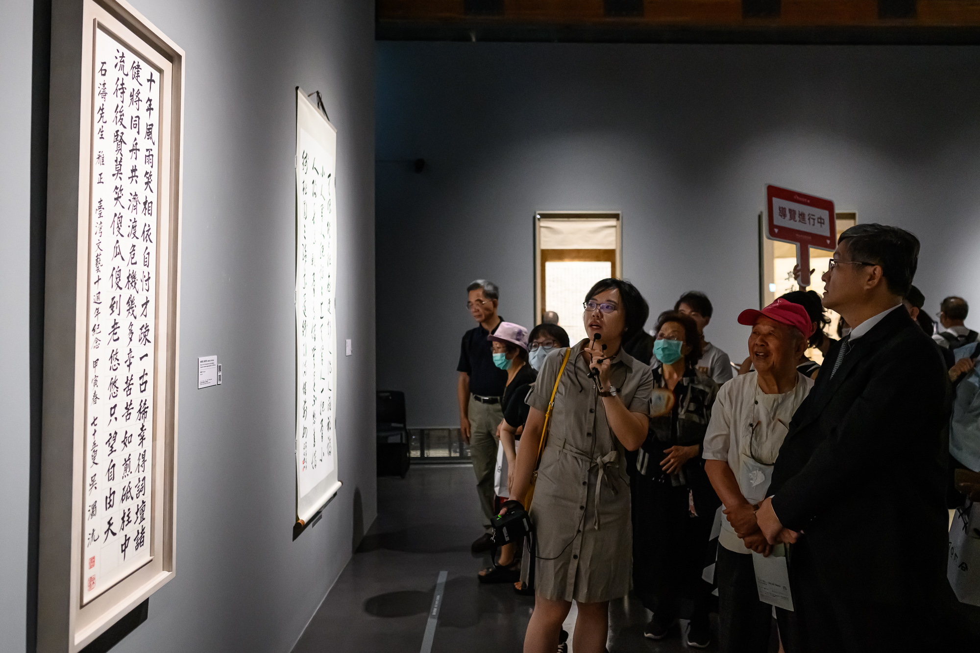 圖4 策展人橫山書法藝術館專案研究員巫伊婷進行貴賓導覽(桃園市立美術館提供).jpg