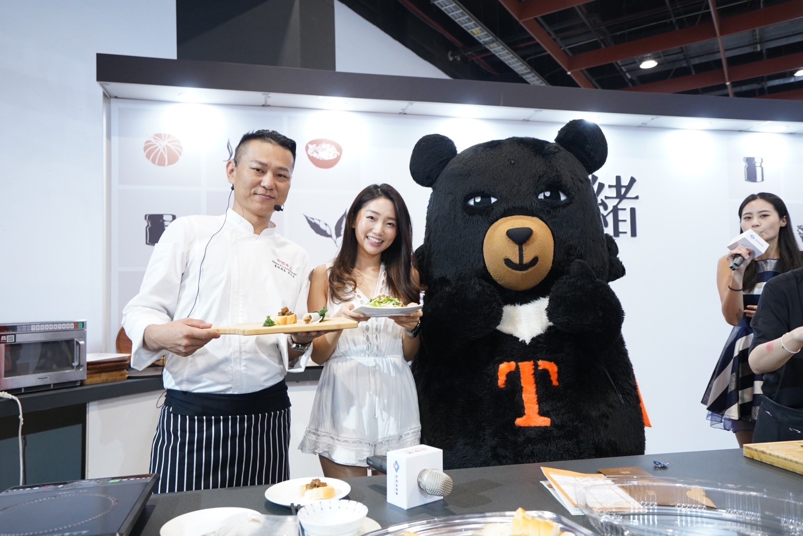 圖3 代表年輕世代的七七，與客家小炒全國爭霸賽亞軍御饌臻品主廚大秀特色客家菜.jpg