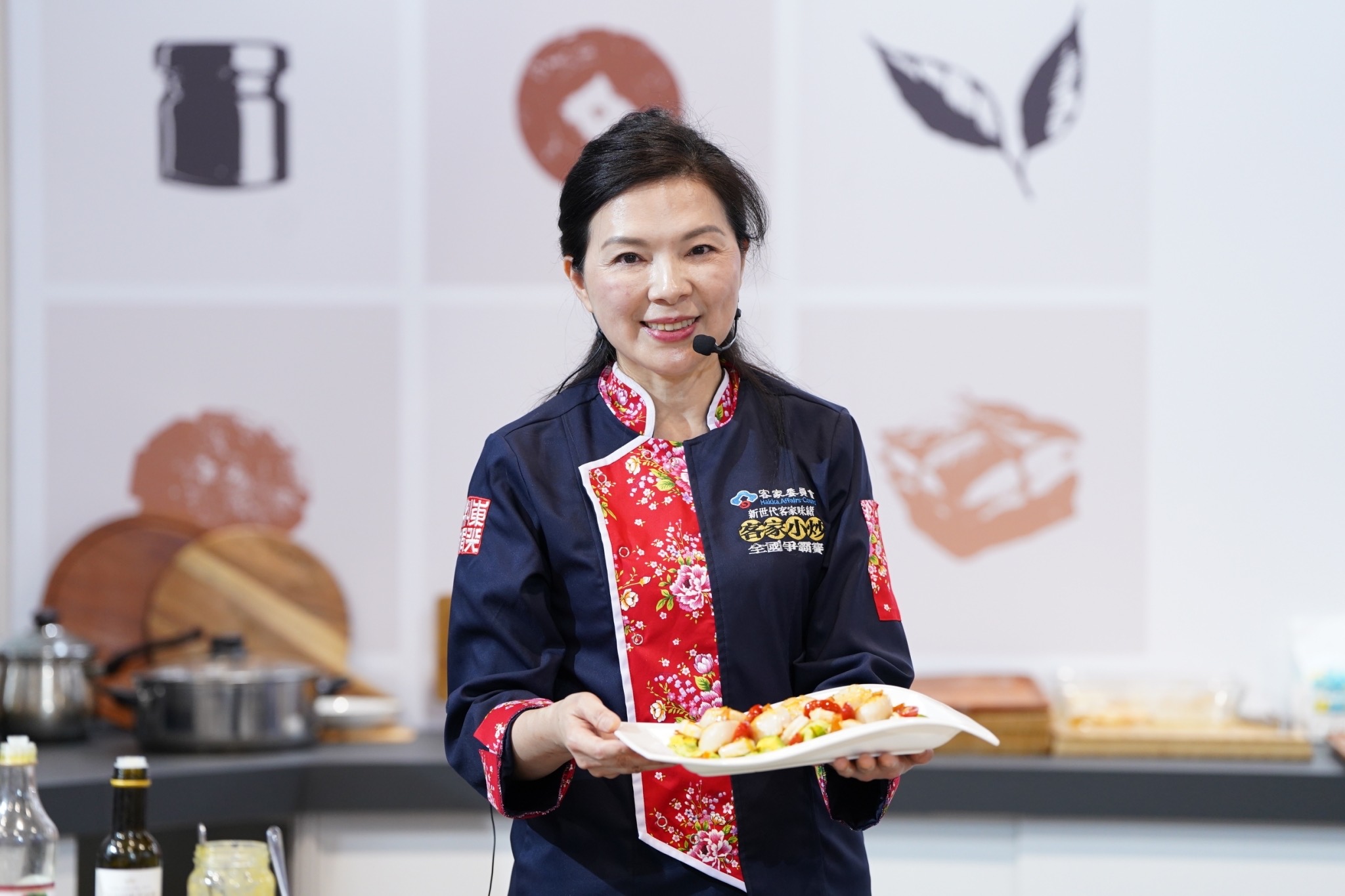 圖4 客家小炒全國爭霸賽評審張亞莉老師將客家傳統蘸料與輕食結合，示範桔醬干貝溫沙拉.jpg