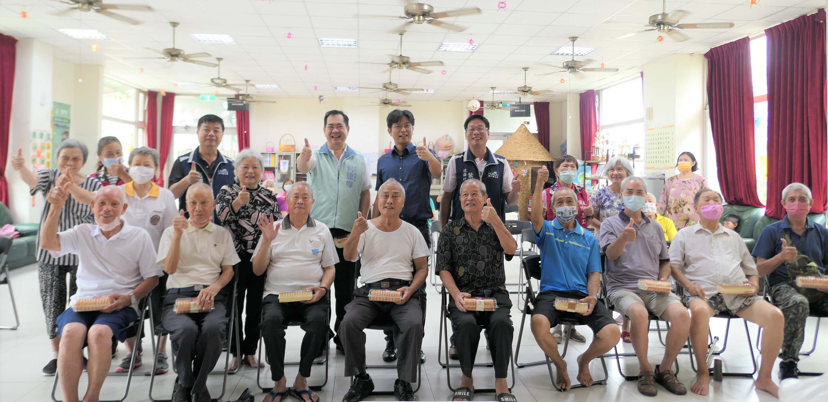 圖5 今天適逢父親節，周副主委發蛋糕祝各位長者父親節快樂。.JPG