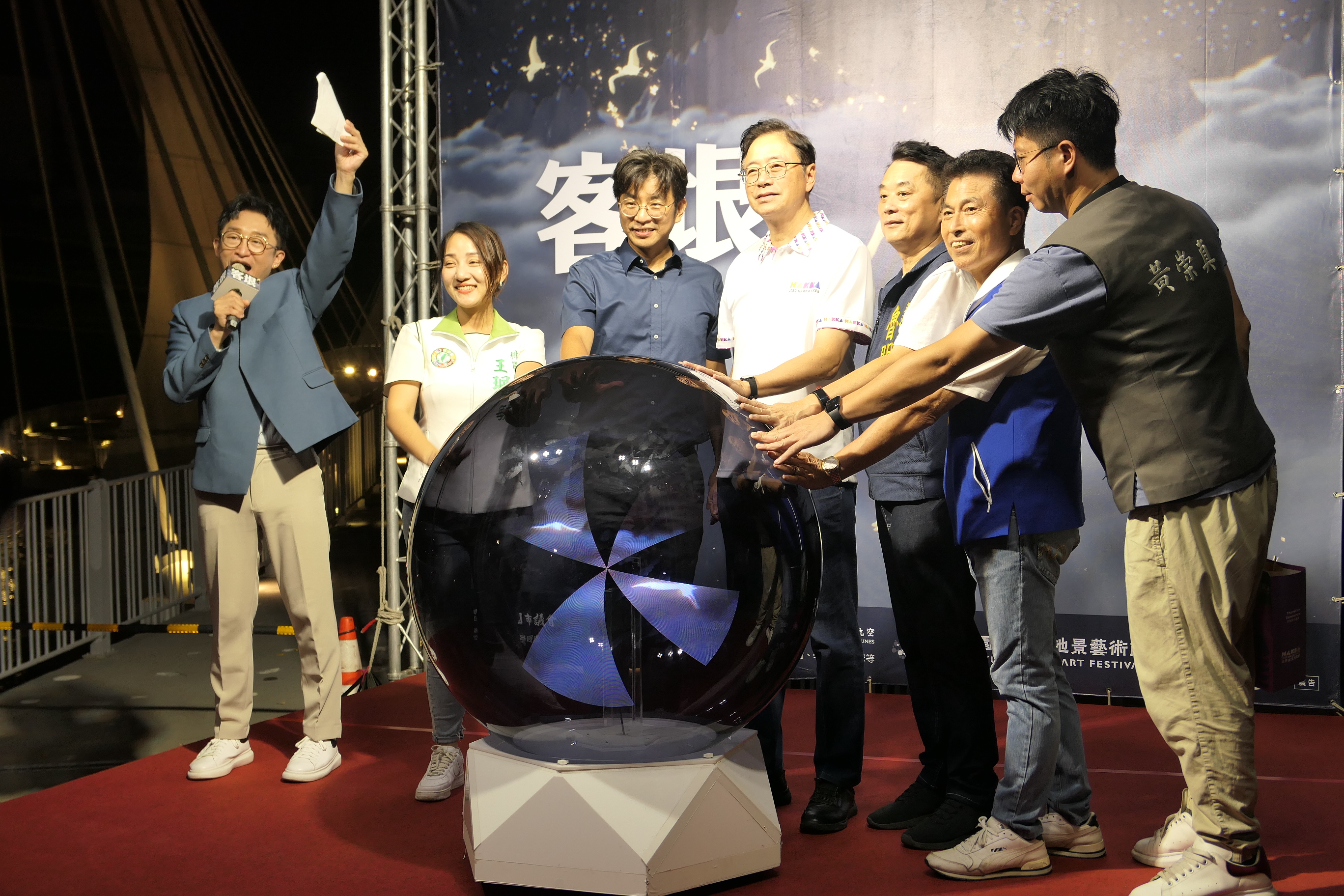 圖3 周副主委與張市長共同啟動兒美館「客垠」光雕投影.jpg