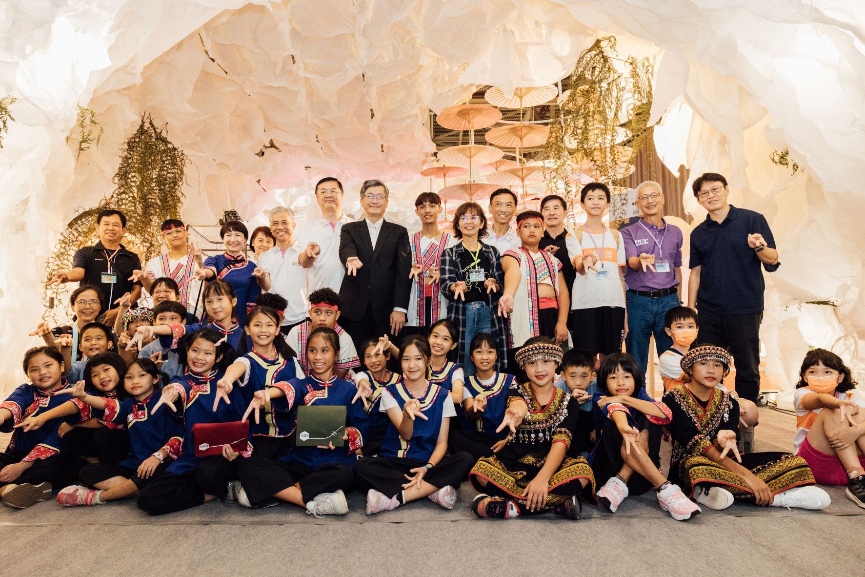 楊主委出席高雄館開幕式合影.jpg