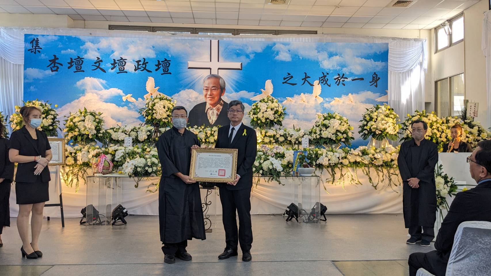 圖2 客委會主委楊長鎮頒贈旌揚狀，感念陳運棟校長一生對臺灣客家研究的貢獻。.jpg