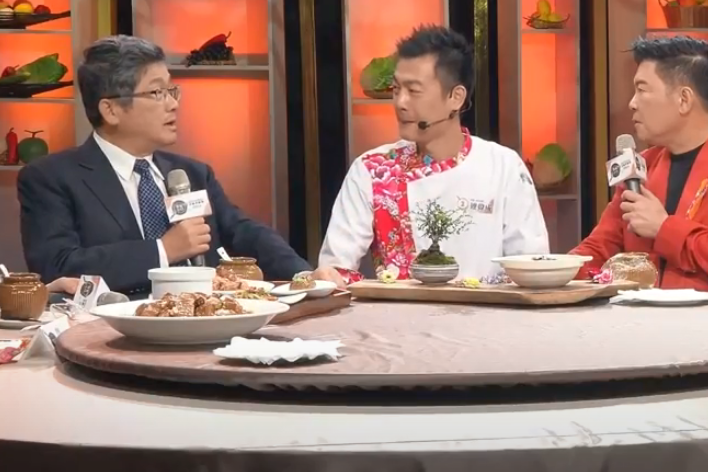圖2楊長鎮主委與現場主廚及主持人曾國城等嘉賓暢談客家美食.png