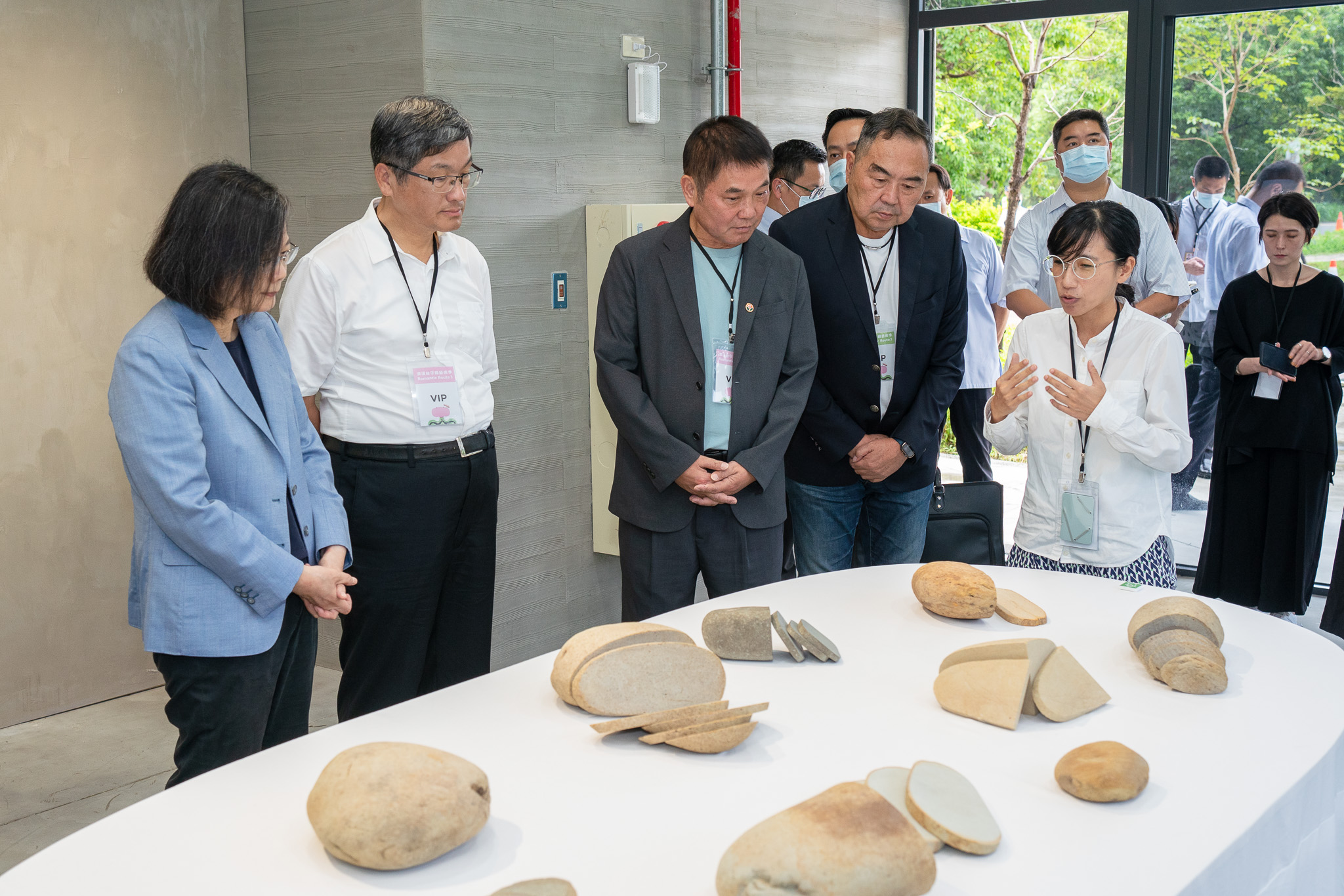 圖5_蔡英文總統參觀烏克蘭藝術家詹娜・卡德羅娃（Zhanna KADYROVA）藝術展品〈圓麵包〉.jpg