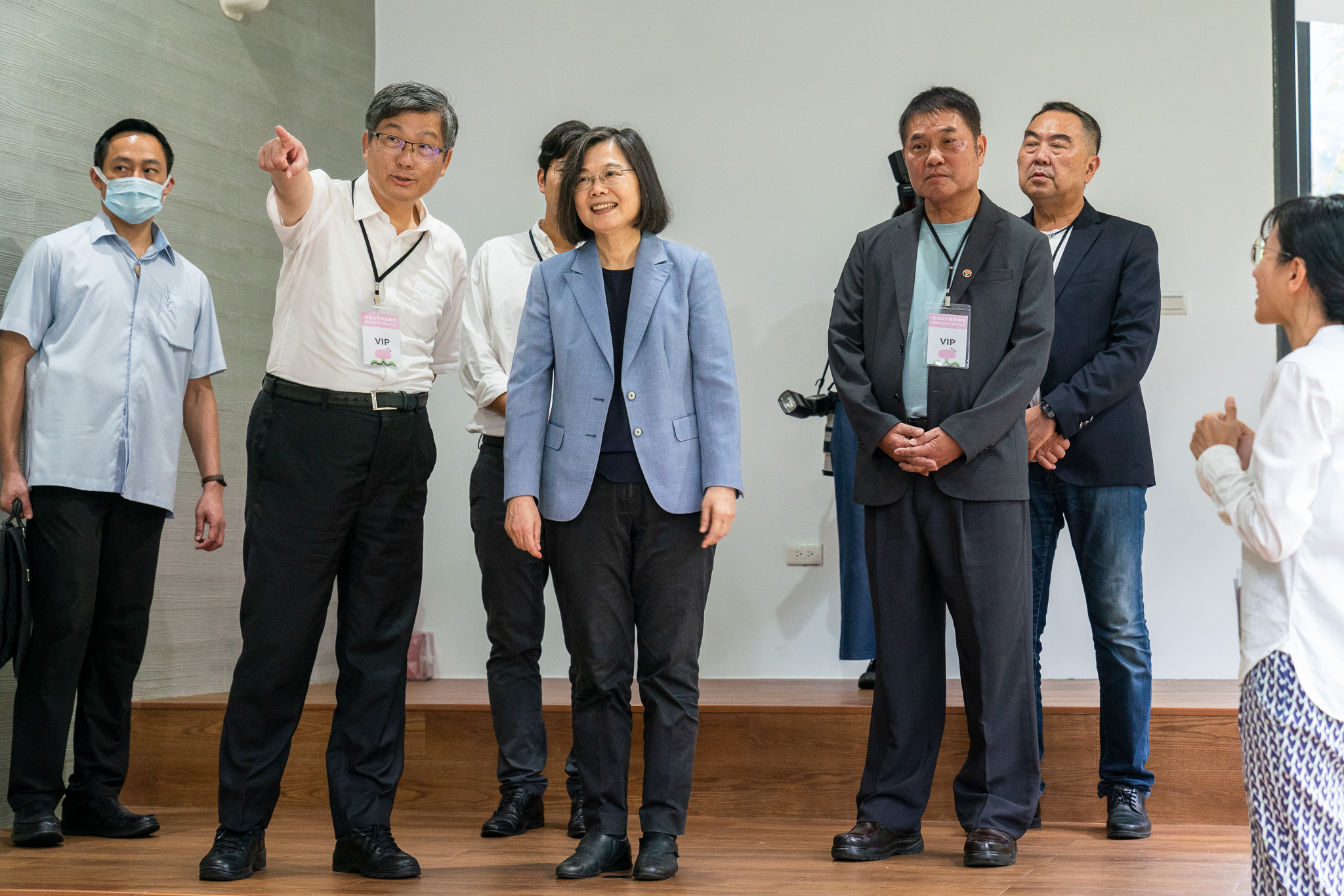 圖6_客委會楊長鎮主委向蔡總統介紹藝術展品.jpg