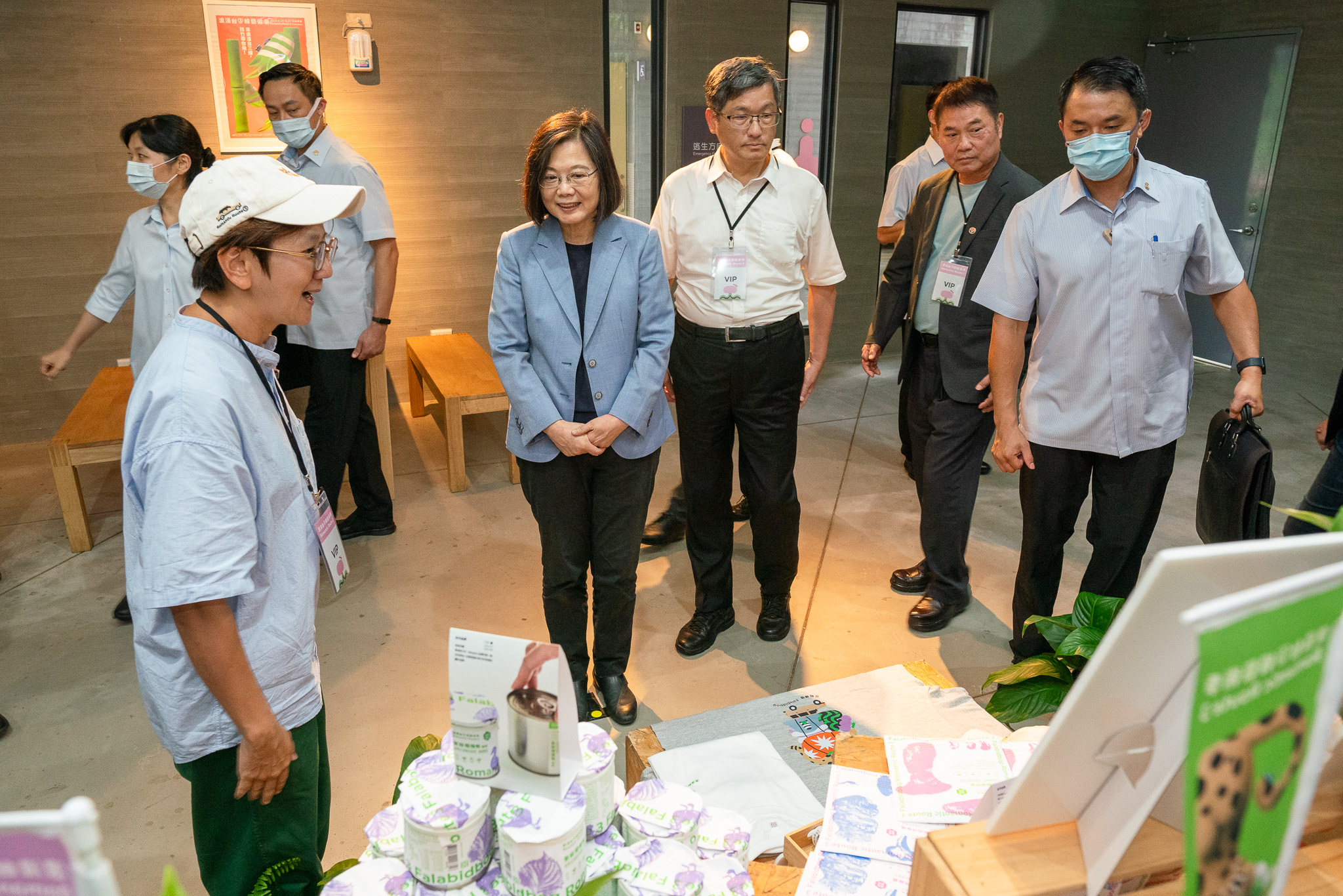 圖8_蔡英文總統聽取策展人介紹浪漫臺三線藝術季周邊商品.jpg