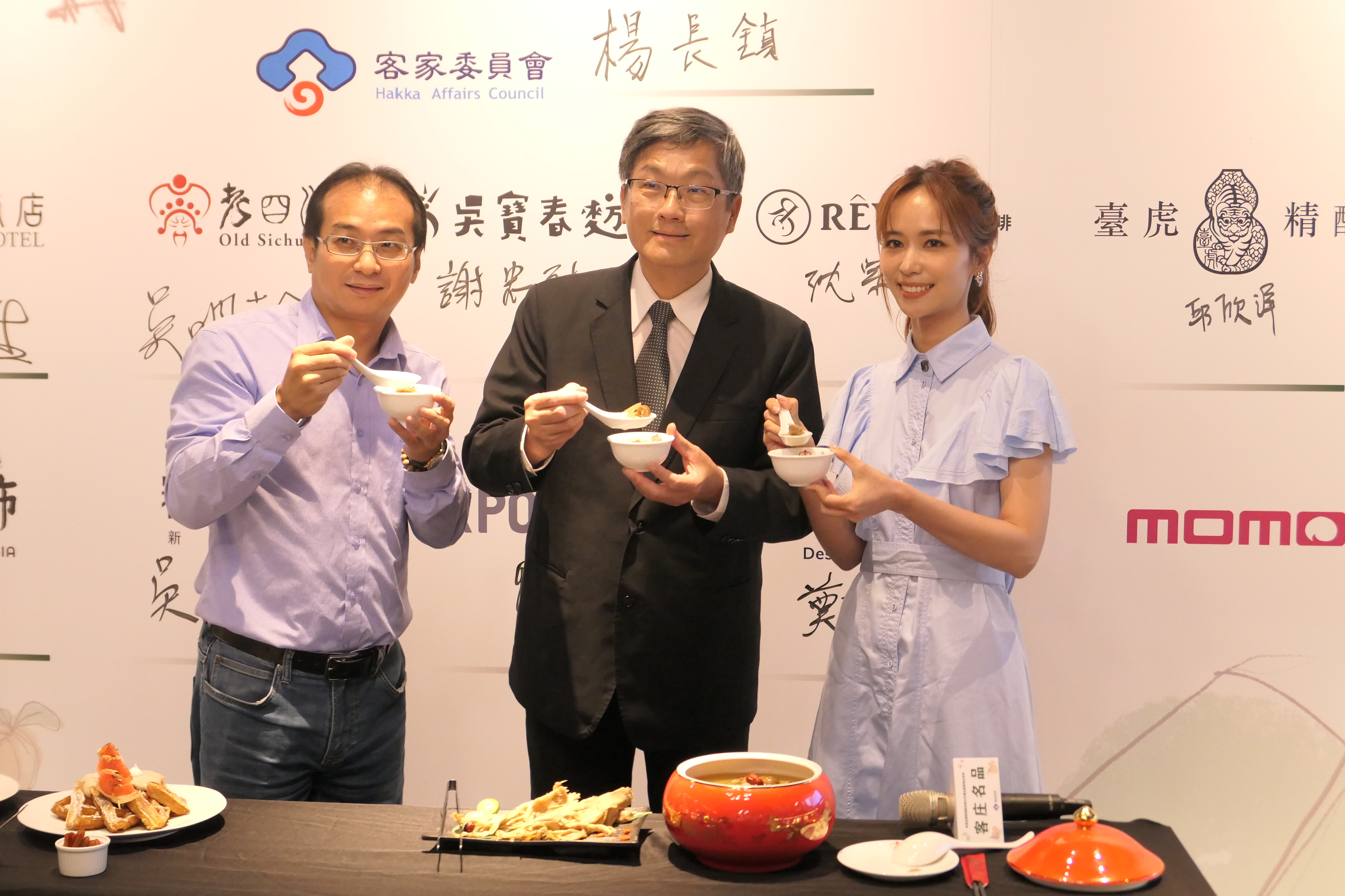 圖3 老四川巴蜀麻辣燙吳明翰總經理(左)、客委會楊主委(中)、品牌形象代言人陳明珠(右)一同品嘗「福菜板栗雞鍋」.JPG