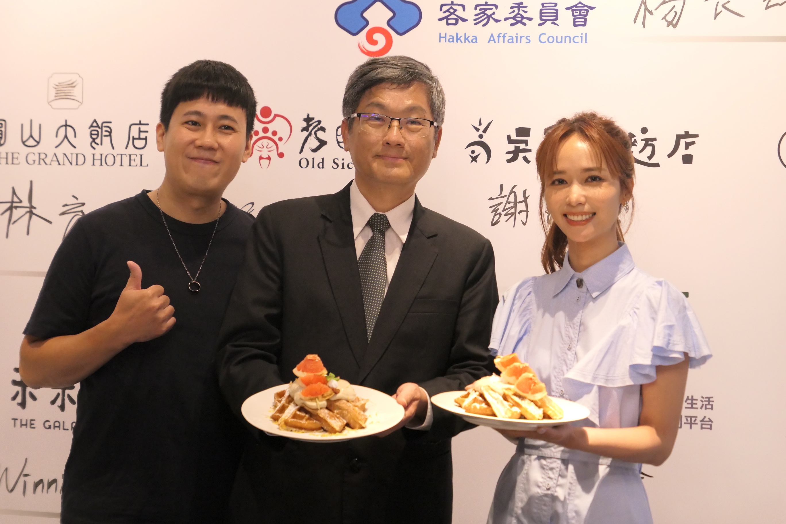 圖4 黑浮咖啡沈宗賢執行長(左)、客委會楊主委(中)、品牌形象代言人陳明珠(右)一同品嘗「桶柑特製鬆餅」.JPG