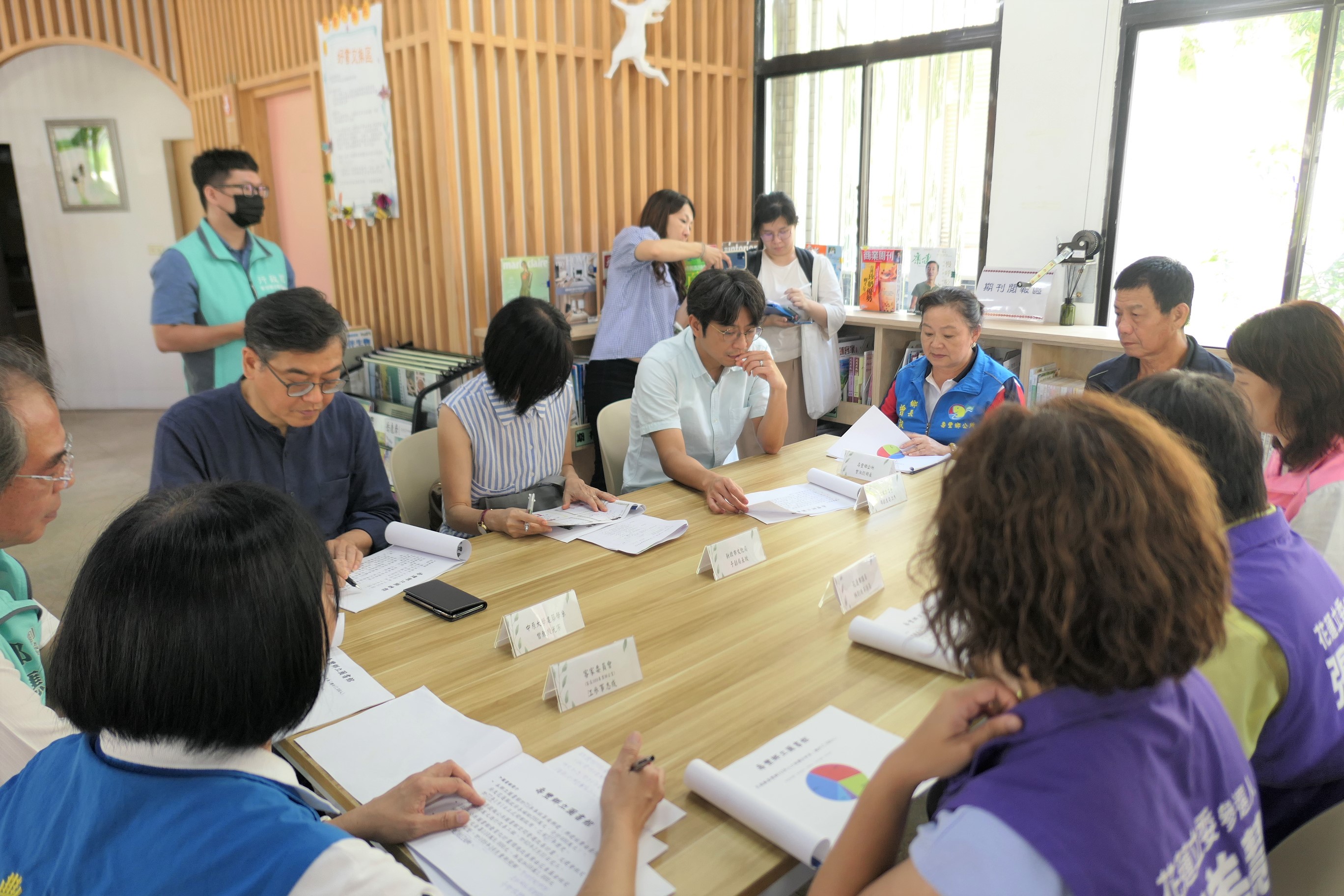 圖3_周副主委現勘花蓮縣壽豐鄉立圖書館，並參與會議討論。.JPG
