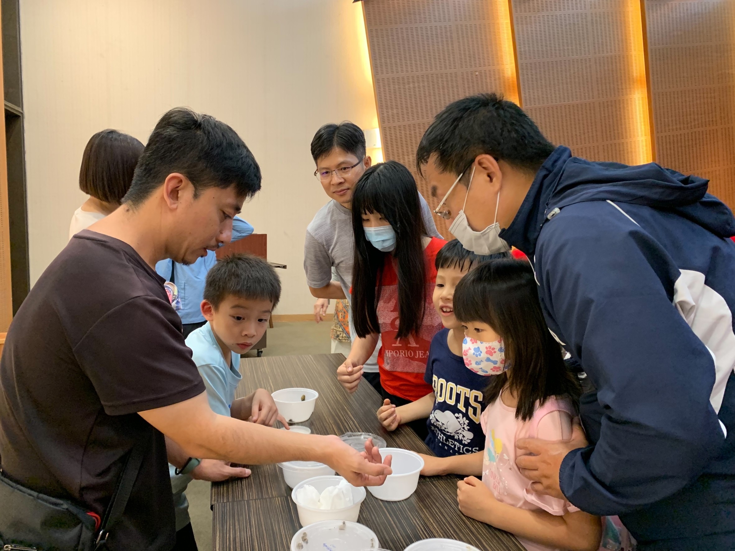 六堆園區火焰蟲親子共學體驗活動，學員觀看火焰蟲幼蟲.jpg