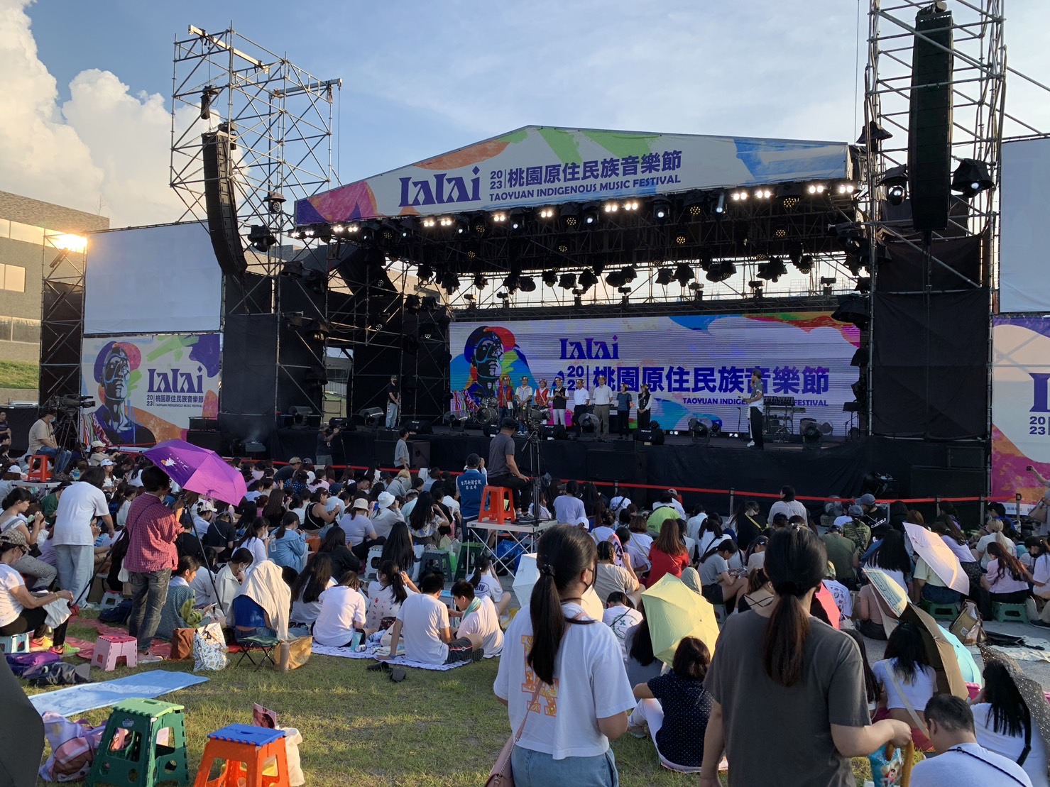 民眾在現場欣賞多元族群音樂演出.jpg