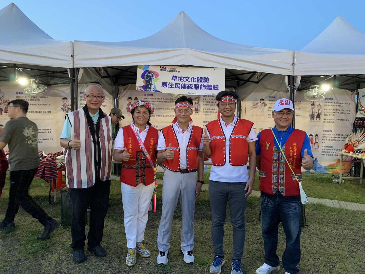 周副主委體驗原民傳統服飾.jpg