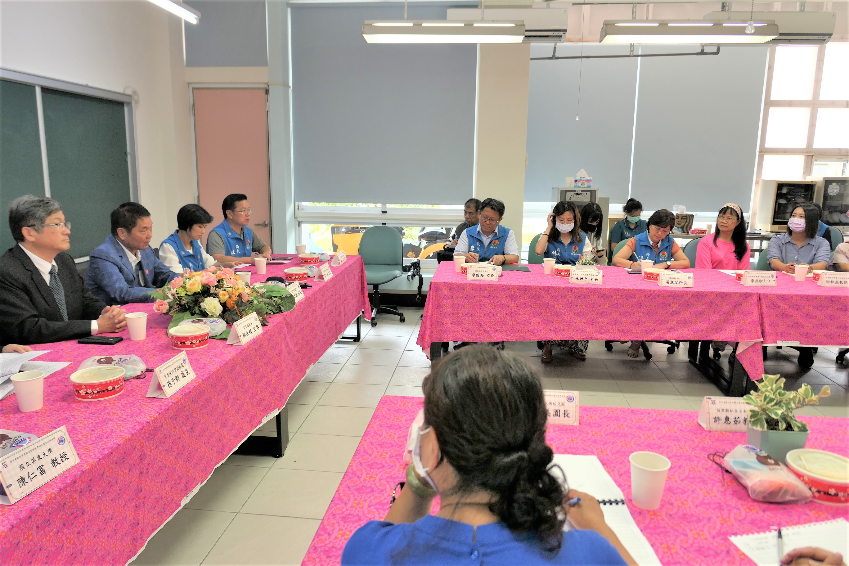 圖3 楊主委與苗栗縣政府鍾東錦縣長及苗栗縣2所全客語幼兒園，針對教學執行情形，進行意見交流。.JPG