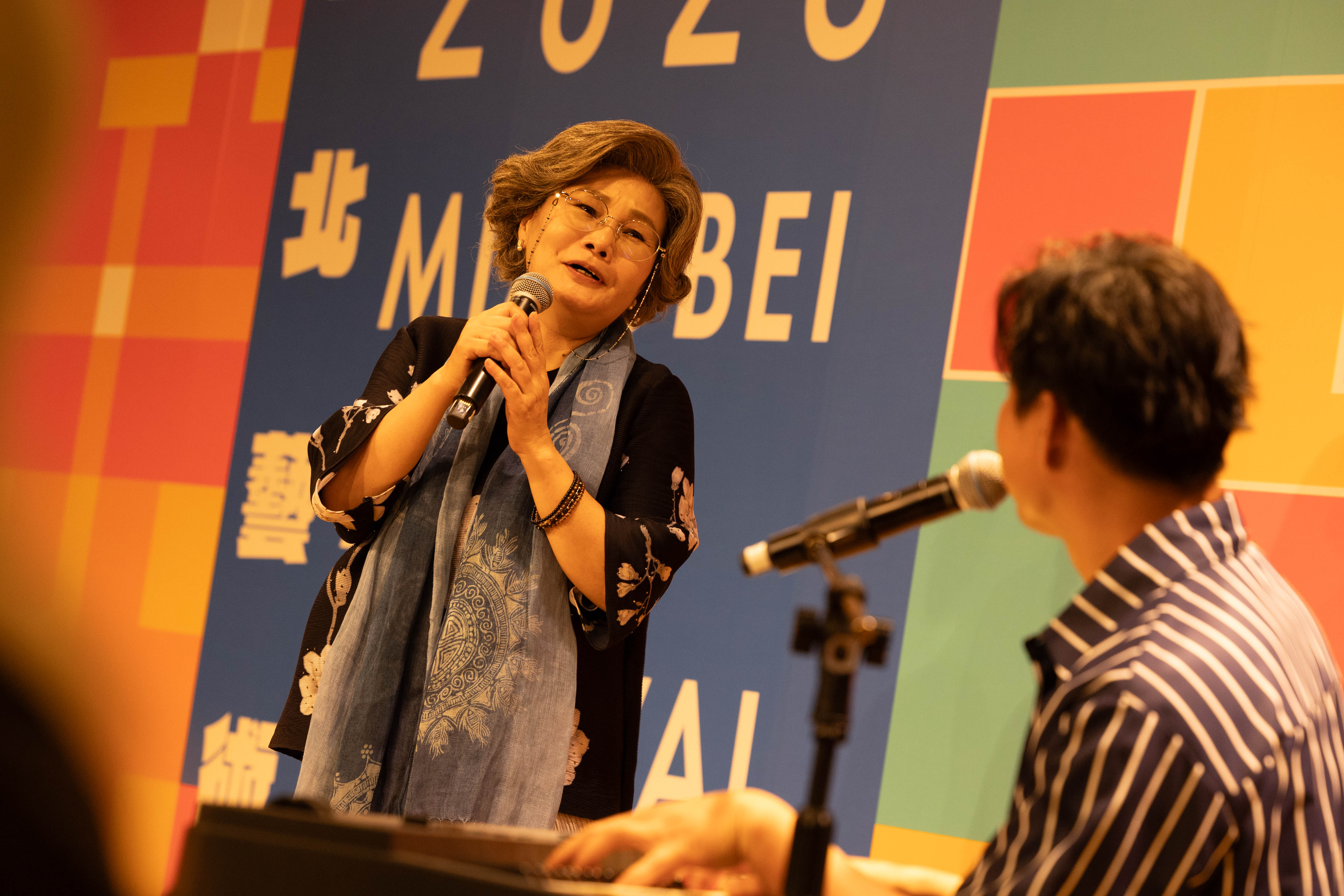 圖4官靈芝和陳國華現場合唱演出.jpg
