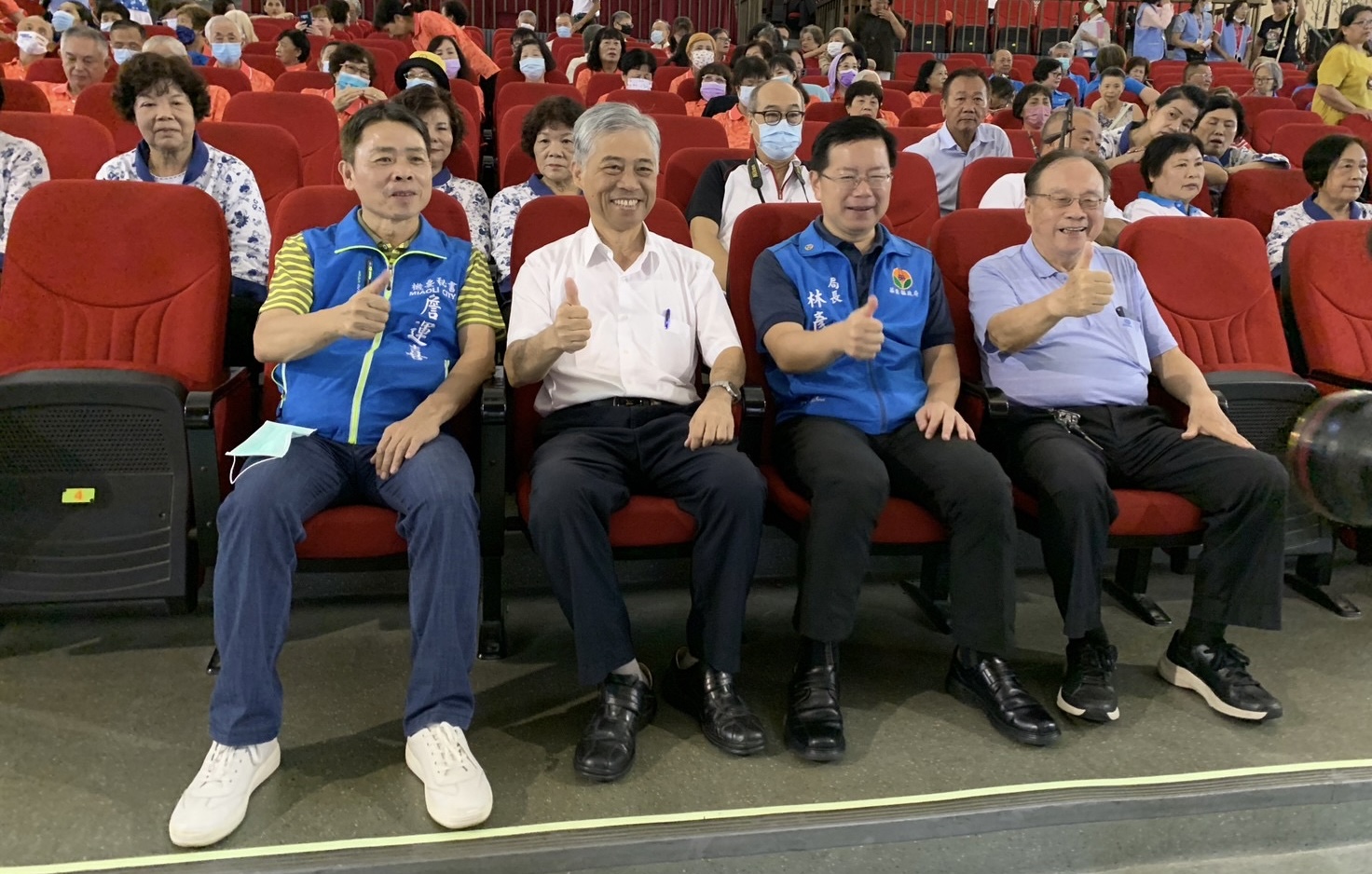 圖2范副主委與貴賓合影.jpg