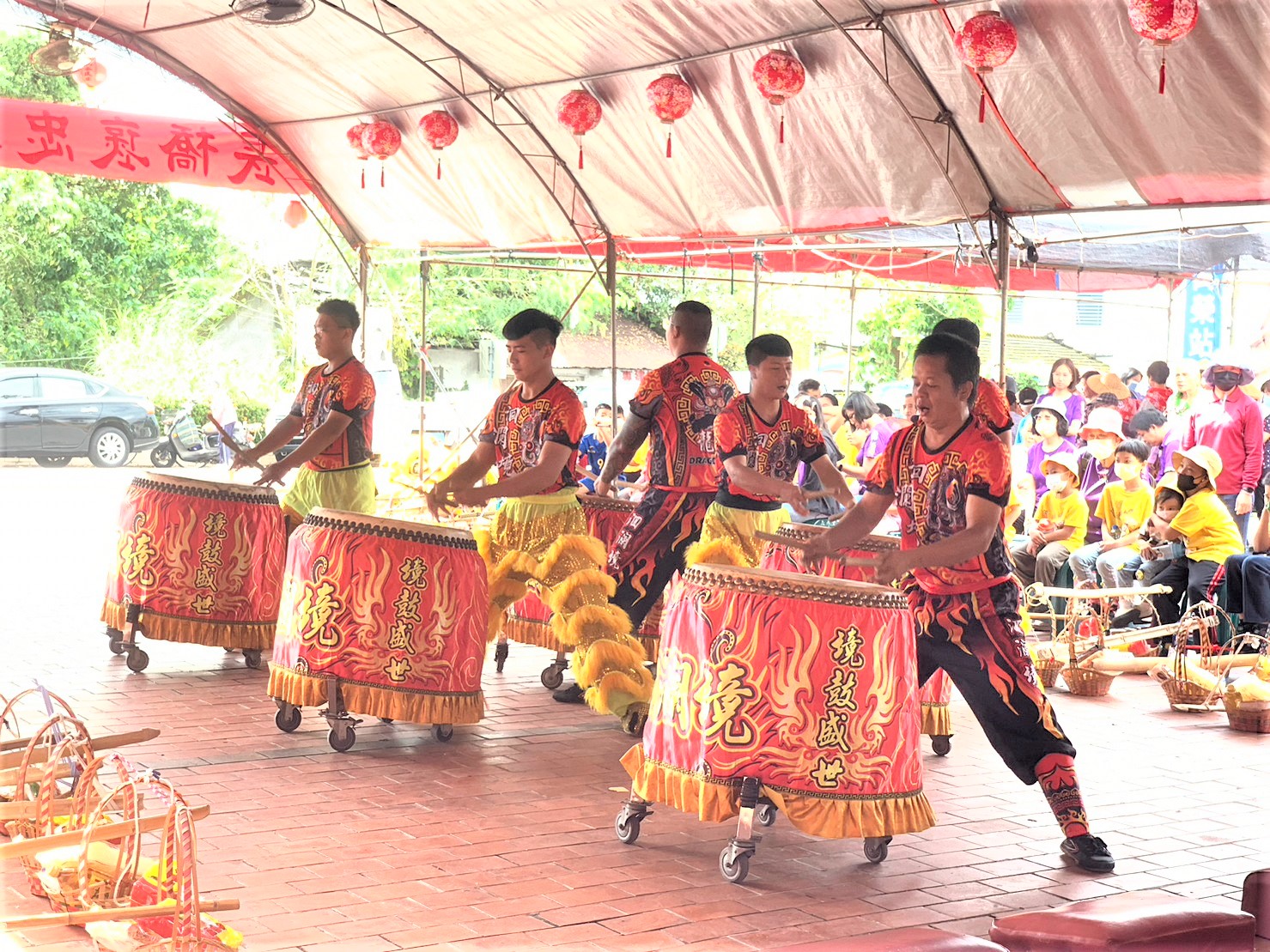 圖4鞭炮聲及鼓陣團熱鬧助陣.jpg