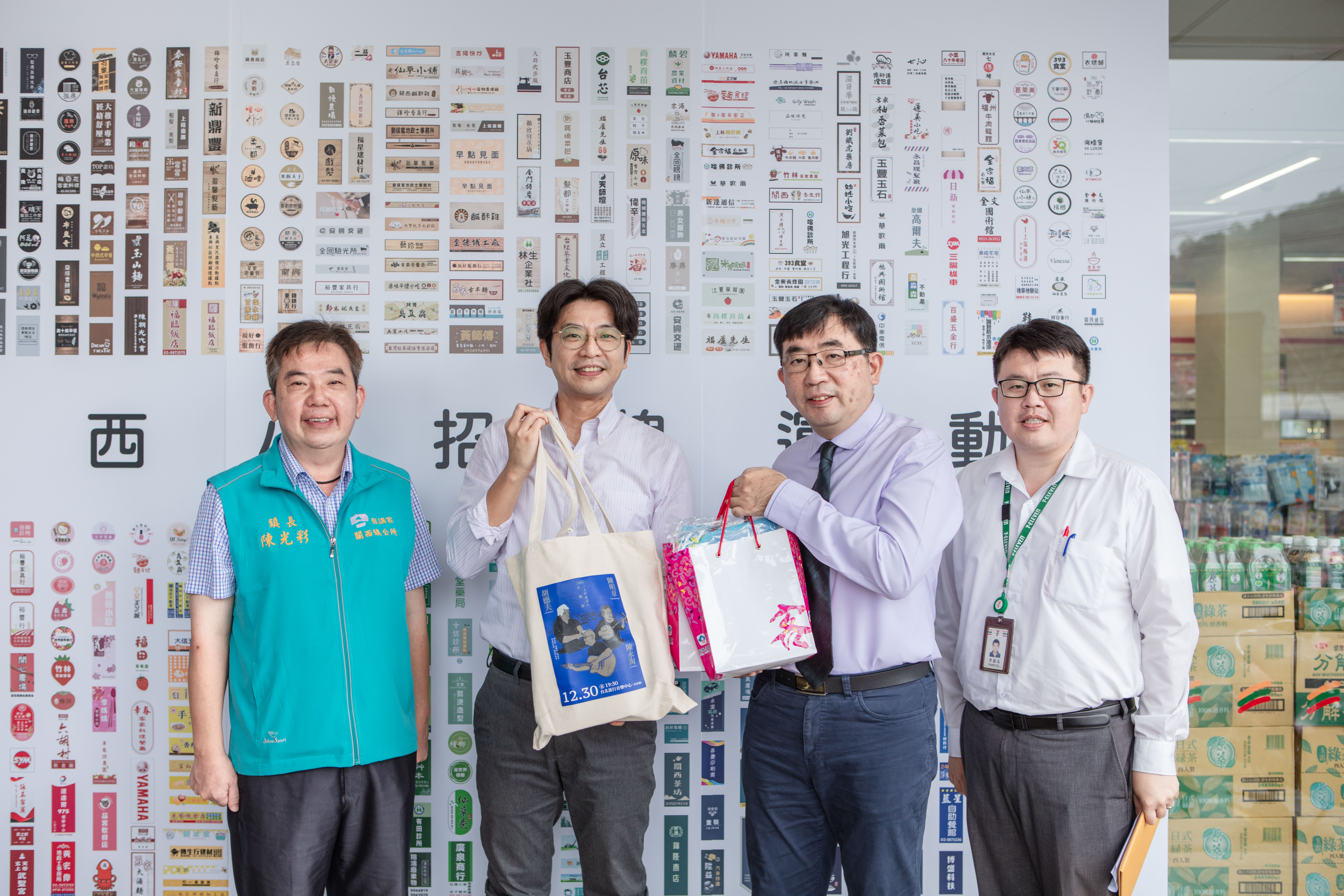 圖2_客委會周江杰副主委(左二)贈送文宣品給統一超商.jpg