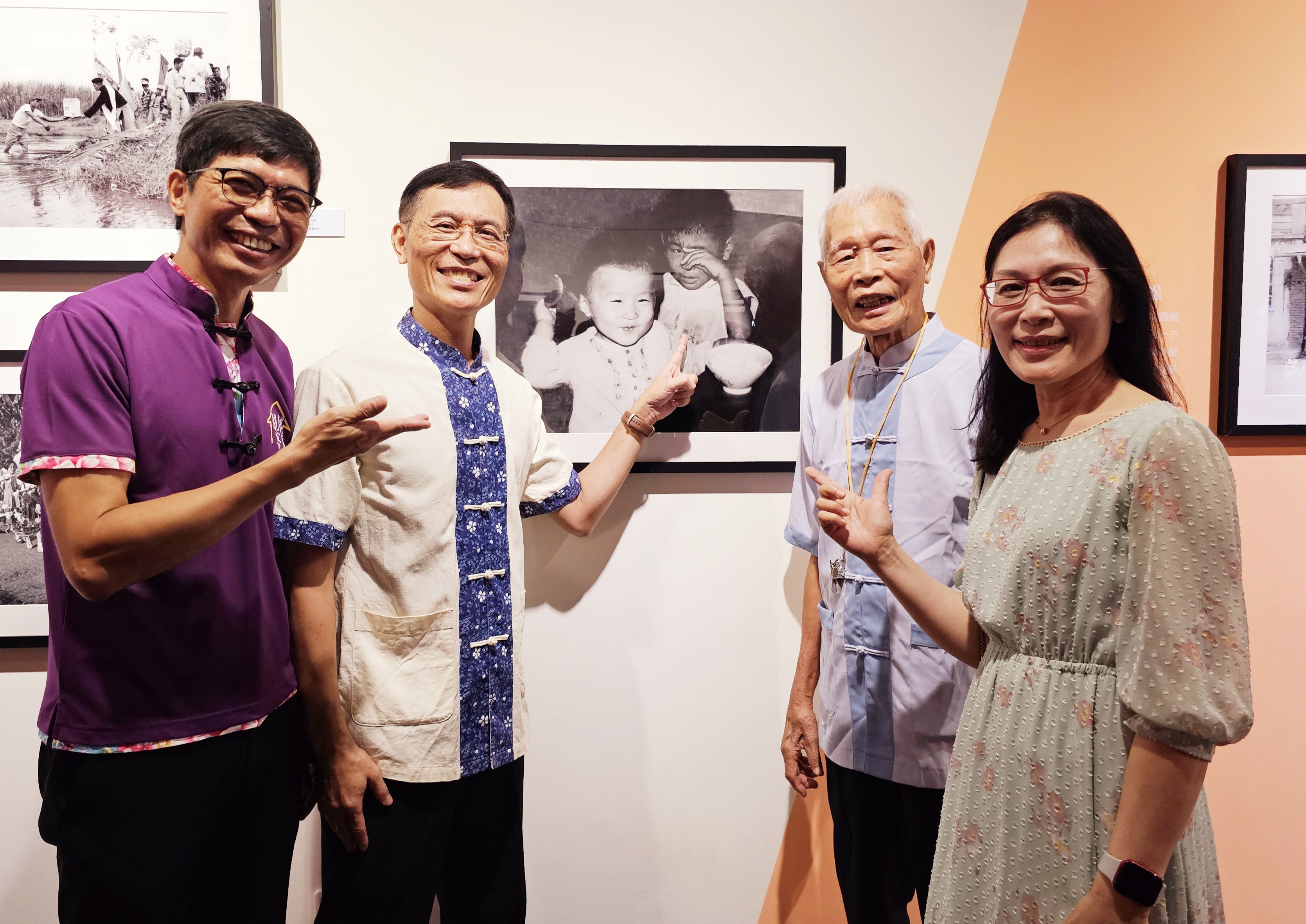 圖3 六堆攝影展，劉森松兒子劉財喜指出當時父親拍攝的小孩就是童年的他(左起客發中心何金樑主任、劉財喜、劉森松老師及女兒).jpg