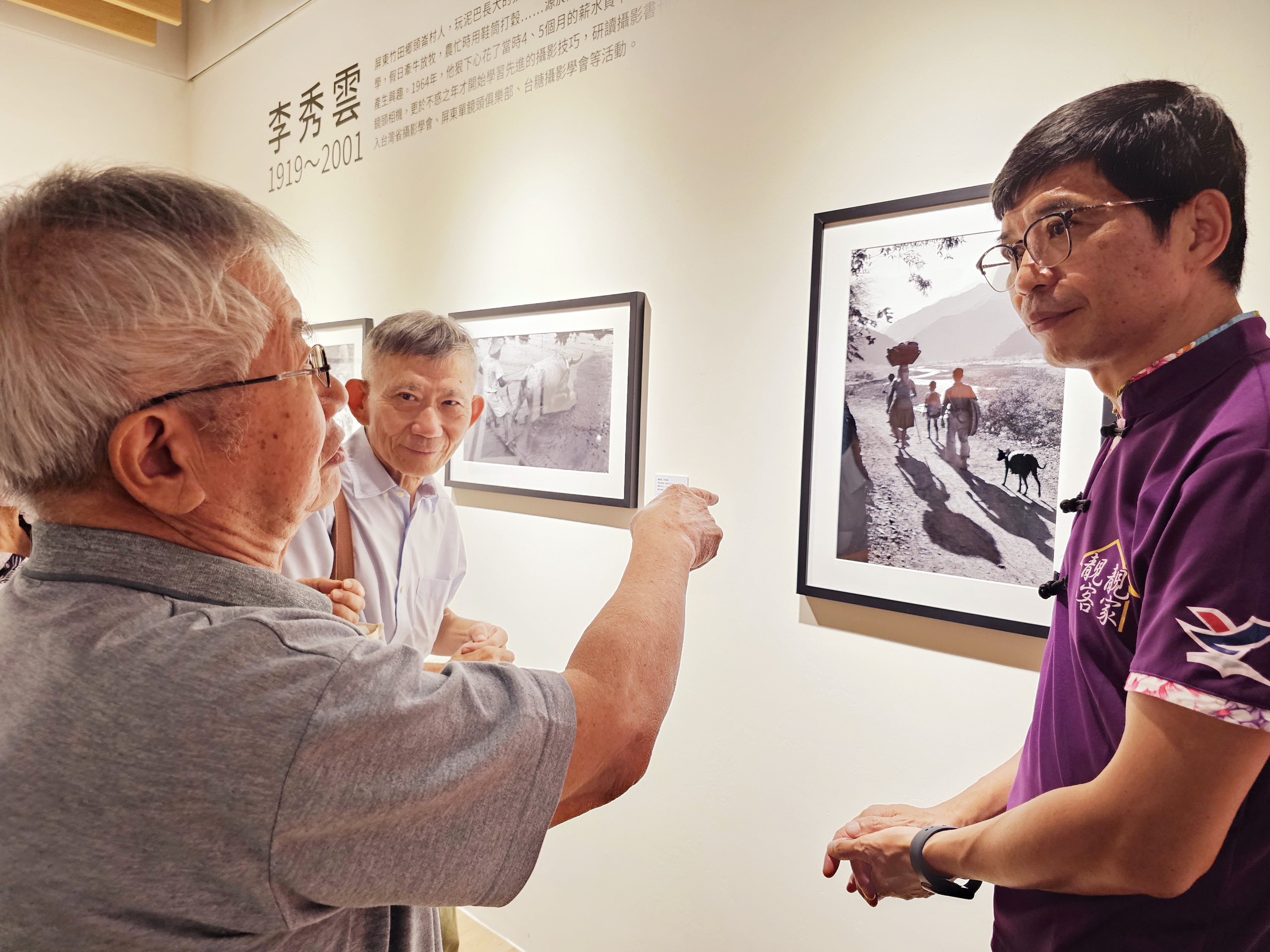 圖4 六堆攝影展，李國男說明父親李秀雲當時拍攝時的想法(左起李秀雲家屬李國男、策展人邱才彥、客發中心何金樑主任).jpg