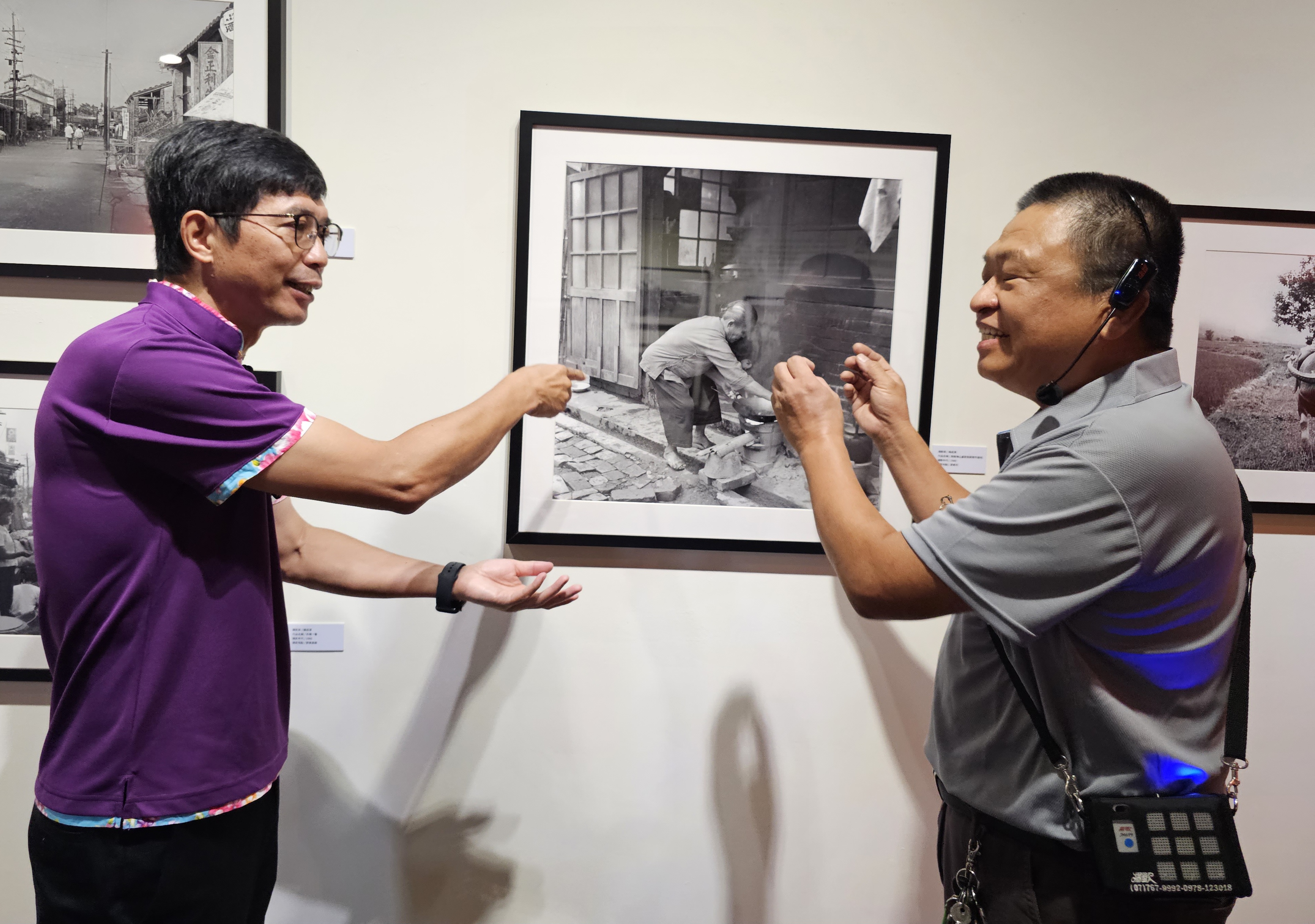 圖5 六堆攝影展，楊成漳老師的兒子楊衍炳解說父親拍攝的影像(左起客發中心何金樑主任、楊衍炳).jpg