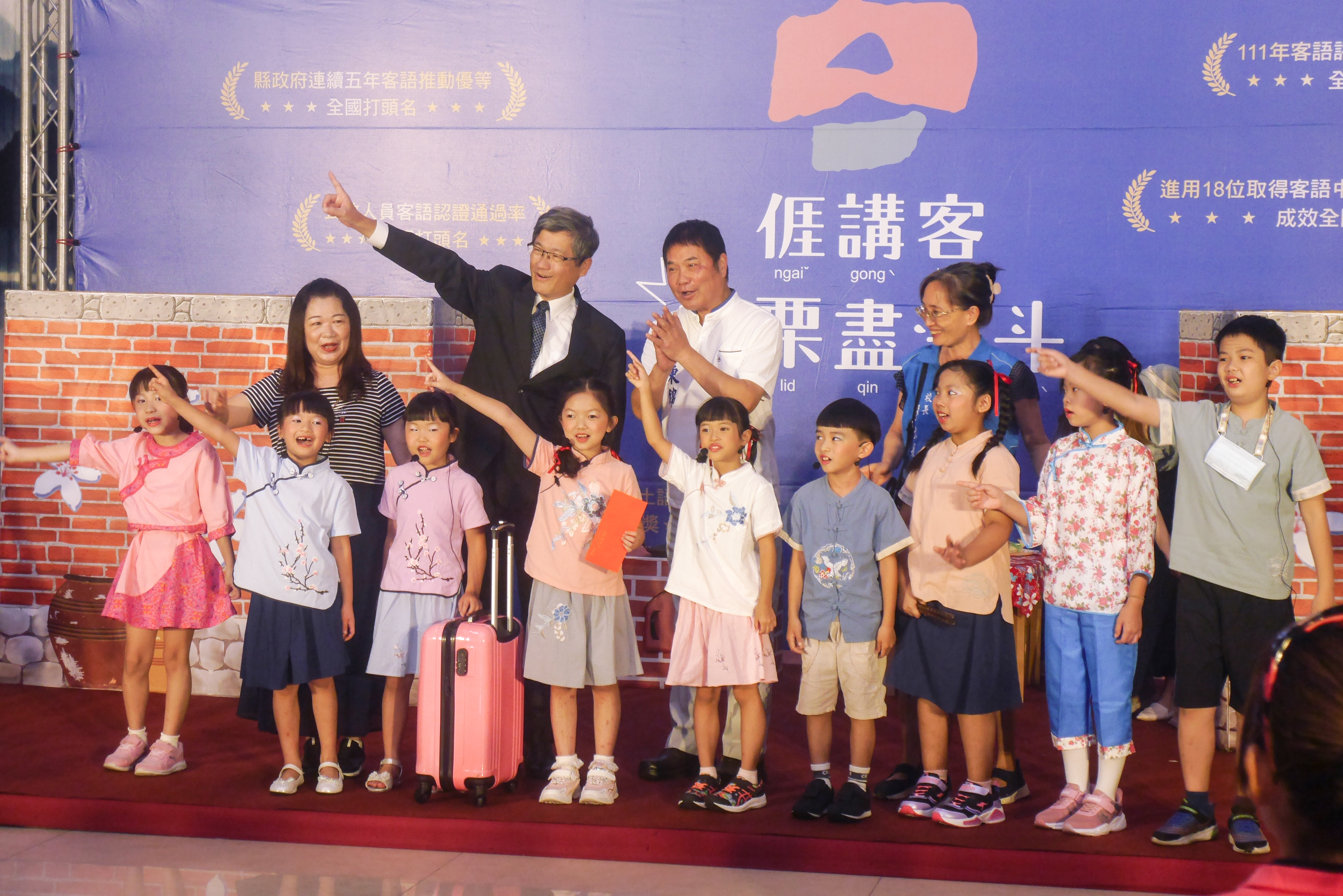 圖3楊主委開心和新英國小表演小朋友合影.jpg