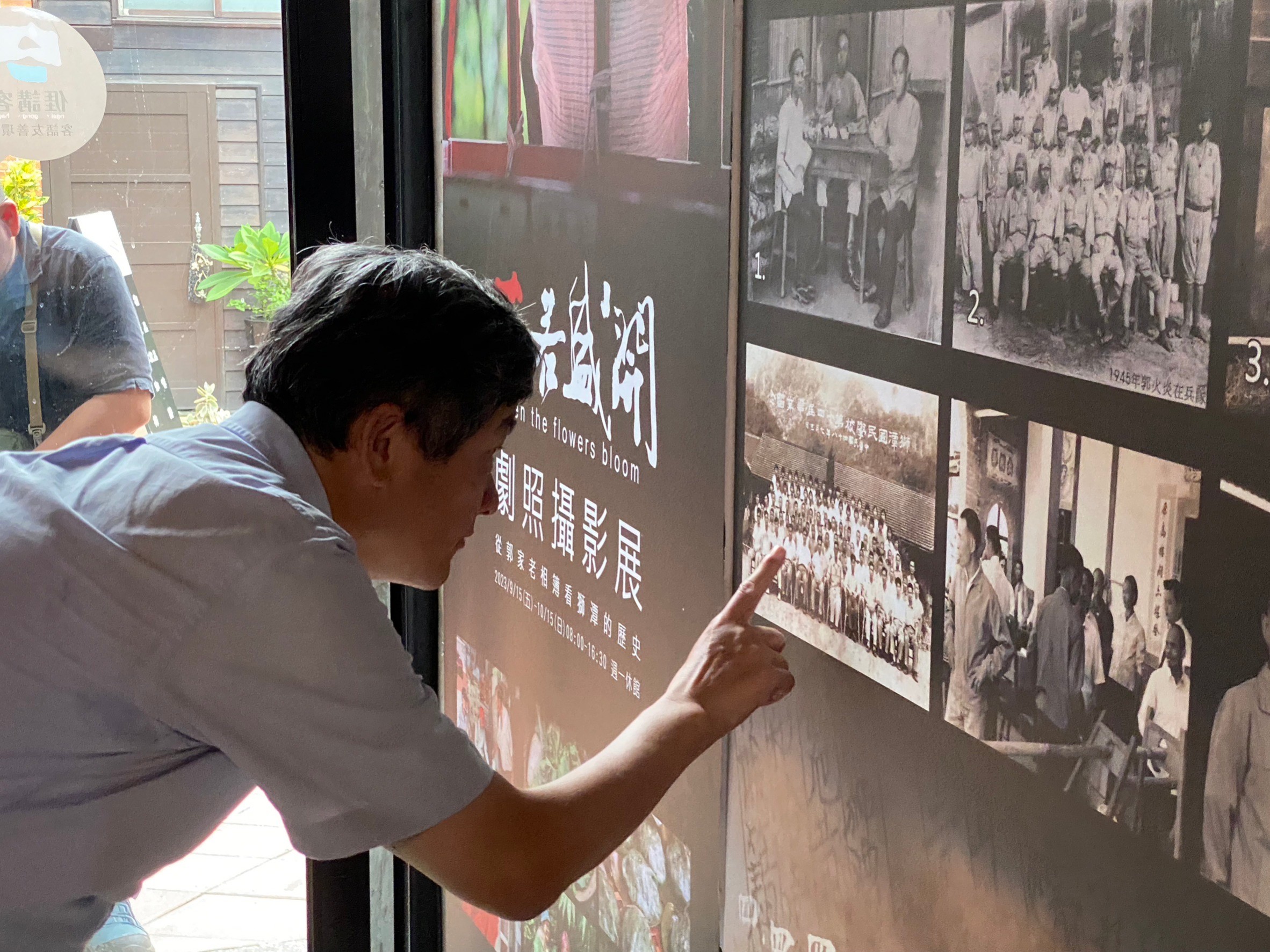 圖2楊主委看展.jpg