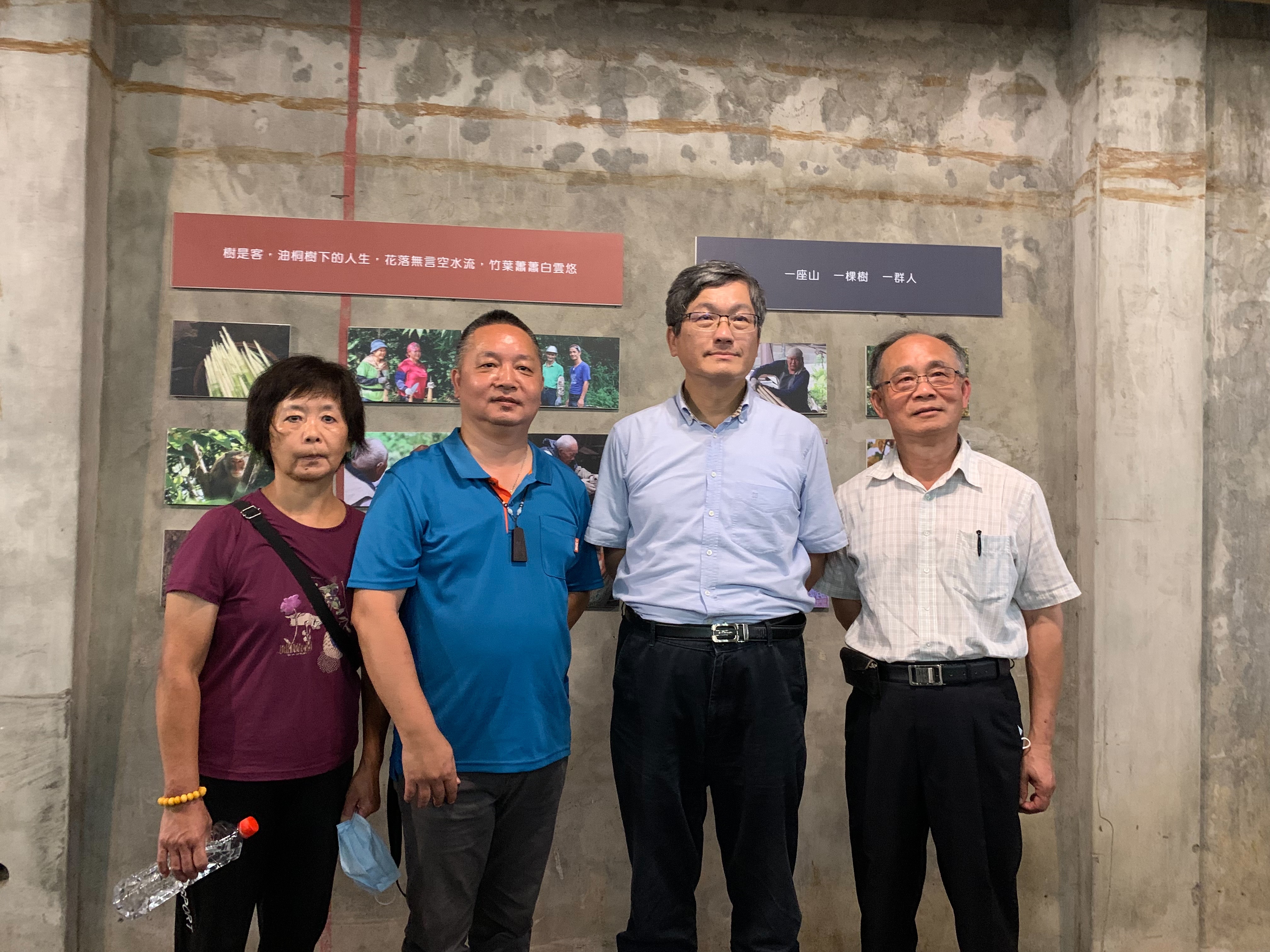 圖3攝影展合照.jpg