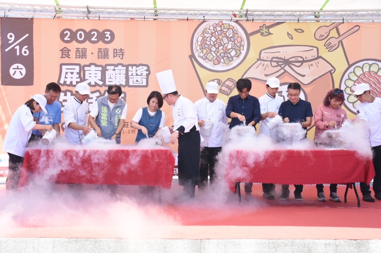 圖3 2023屏東釀醬生活節開幕儀式，由屏科大餐飲系學生協助周副主委、屏東縣長周春米等貴賓，一同製作紅豆味噌冰淇淋。(照片來源：屏東縣政府客家事務處提供).jpg
