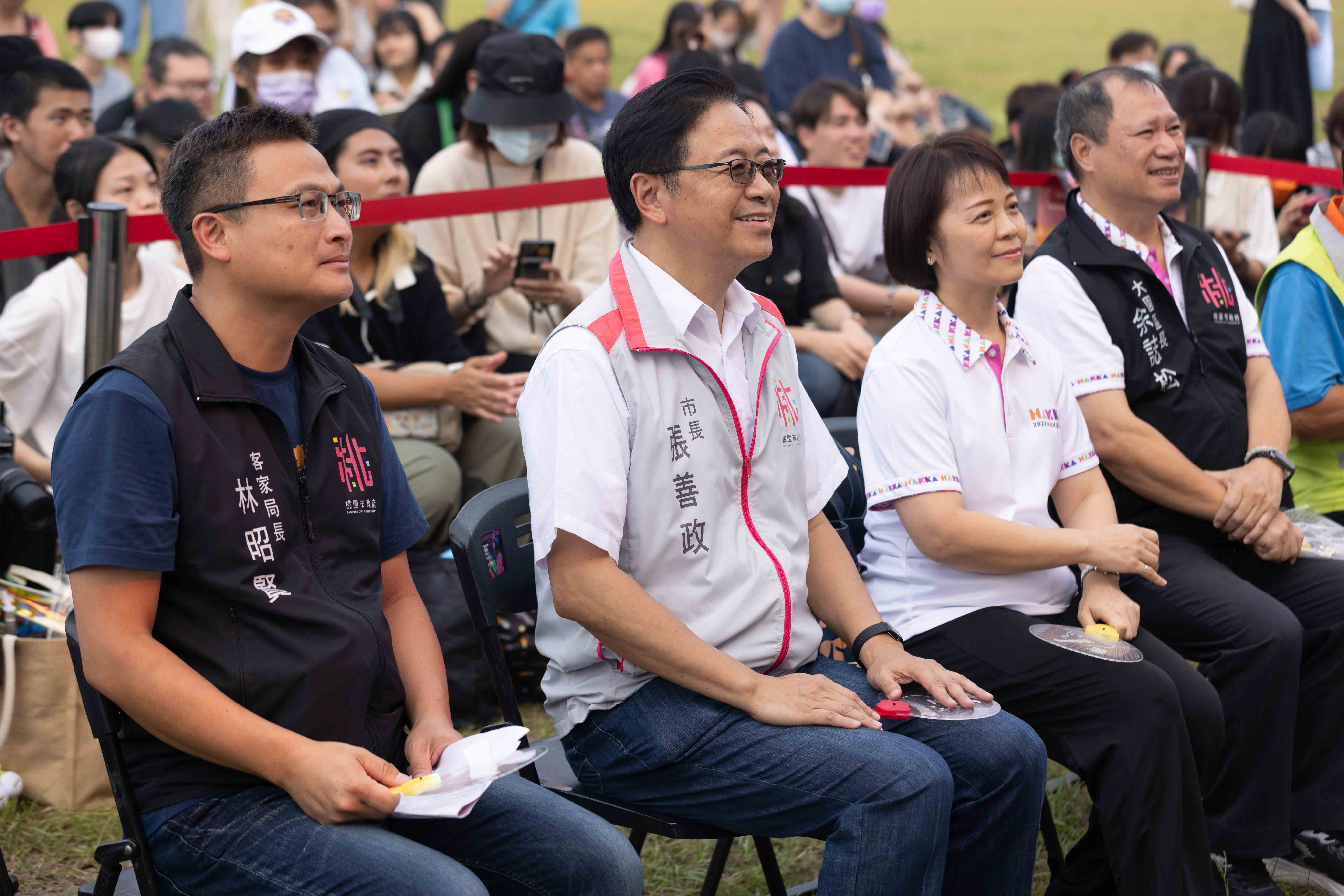 圖3 客委會廖育珮主任秘書和桃園市政府張善政市長等貴賓一同欣賞客家音樂表演(照片來源：桃園市政府提供).jpg