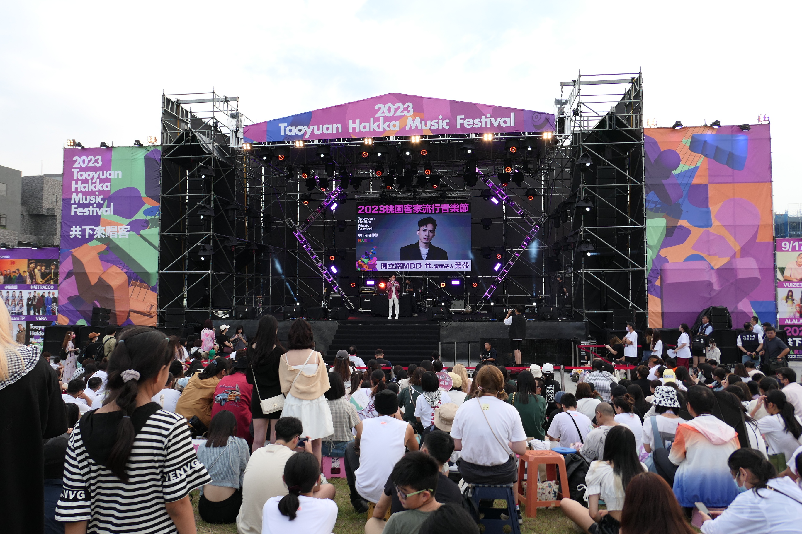 圖4 開場演出由DJ周立銘和客家詩人葉莎帶來精采演出.JPG