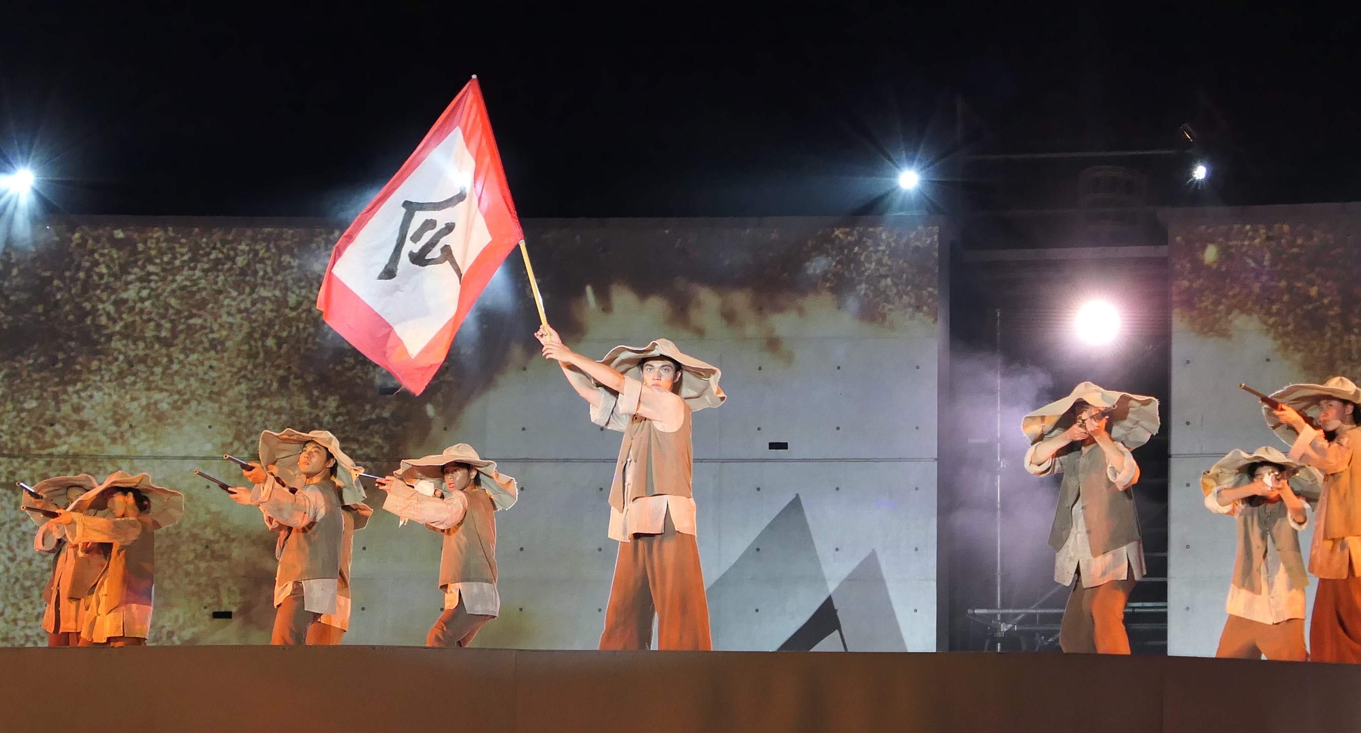 圖1 本次定目劇《行過乙未》結合客家歷史、詩文及音樂等元素，致敬為自由奮戰的先烈與親族們.JPG