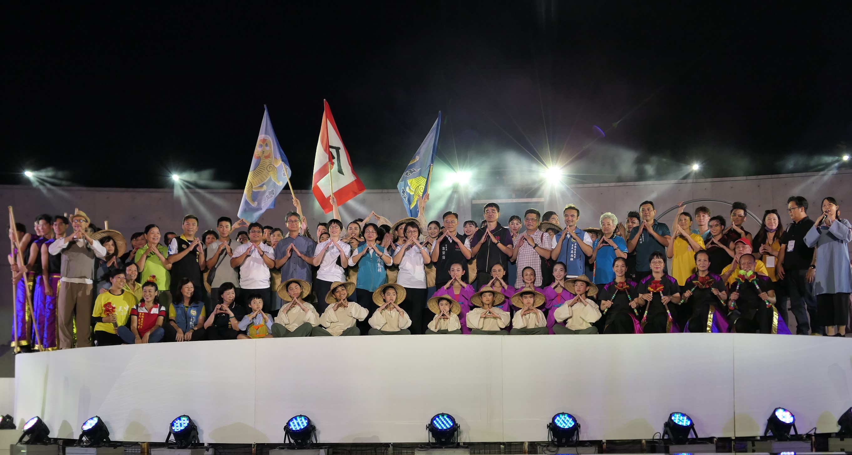 圖4 客委會廖育珮主秘和桃園市政府詹榮鋒秘書長等貴賓與劇團大合照。.JPG